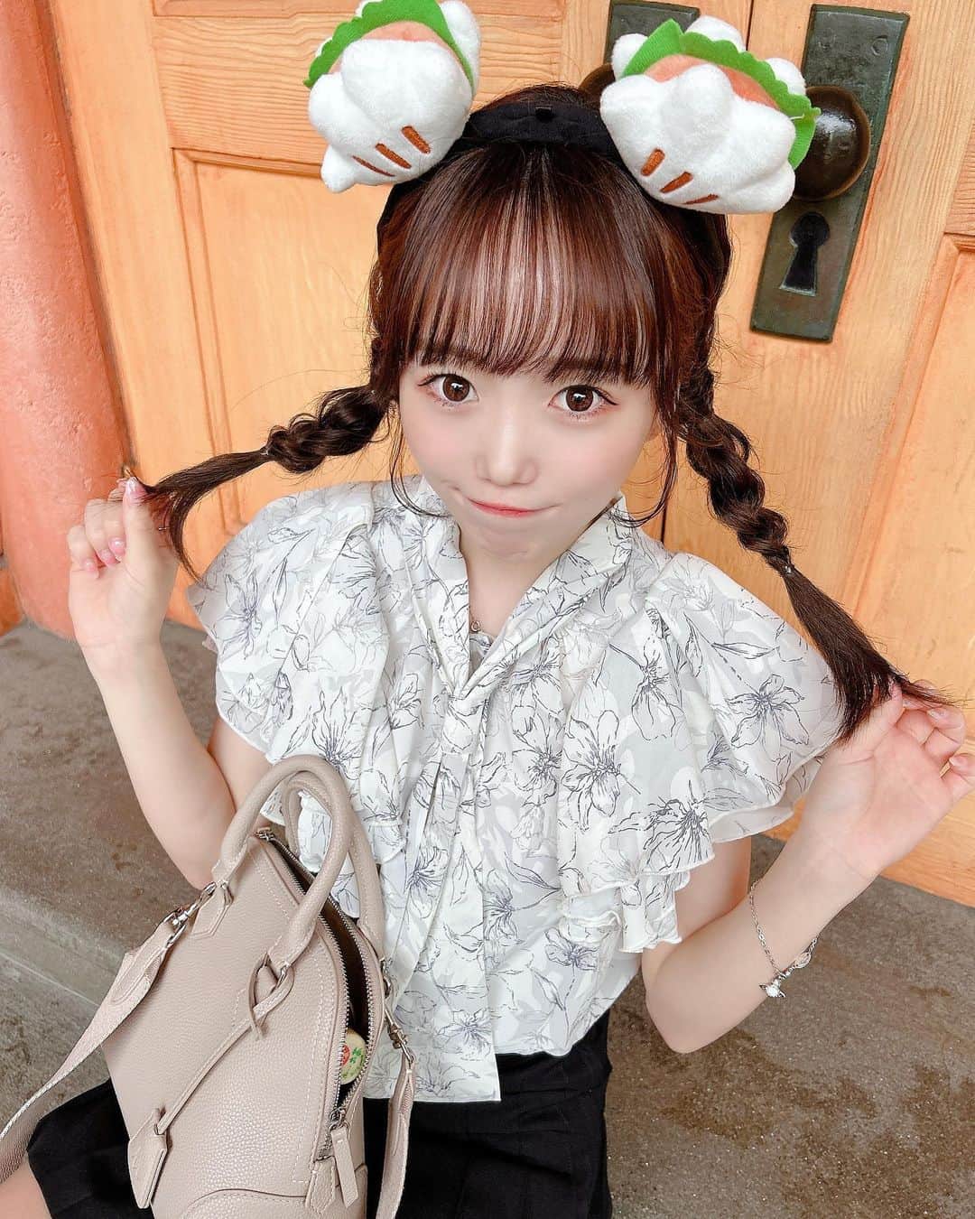 小日向夏実のインスタグラム：「🎠🪄  お久しぶりに短いスカート履いちゃった☺️ まだディズニー投稿したいから見てね！誰と行ったでしょう🤫💕  #ディズニー #ディズニーランド #ディズニーコーデ #東京ディズニーランド #カチューシャコーデ #みつあみアレンジ #ヘアアレンジ #japanesegirl #followｍe #いいね歓迎」