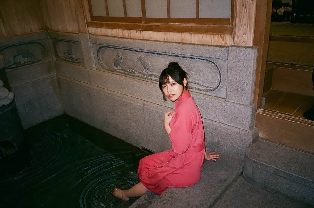 のインスタグラム：「B.L.T. 7月号オフショット  温泉編  お風呂でも着ていい服って初めてで、楽しかった☺️  千と千尋の神隠しっぽい！って言われてそれにしか見えなくなったよ🍙♨️𓈒𓂂𓏸」