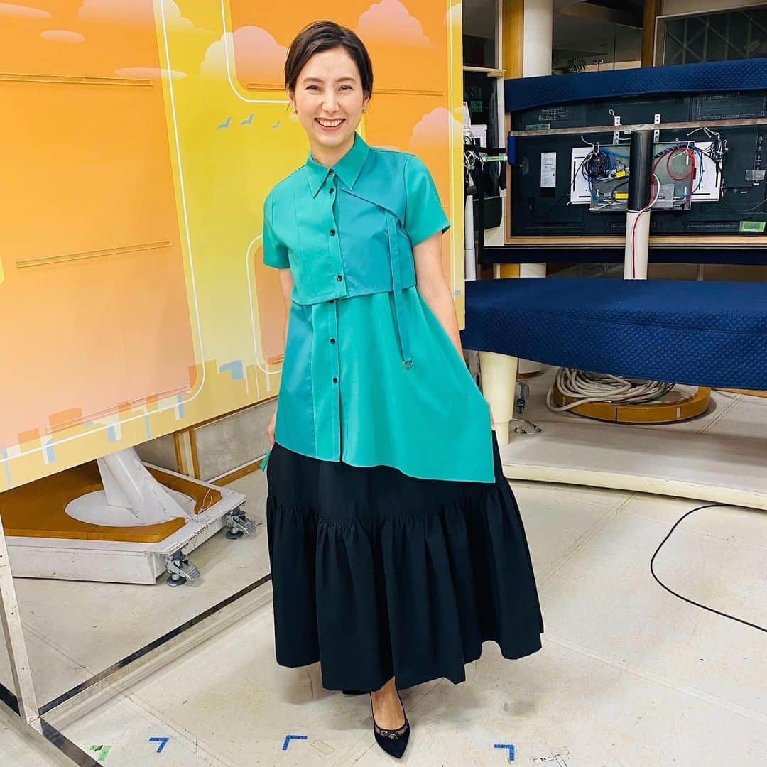 TBS「Nスタ」さんのインスタグラム写真 - (TBS「Nスタ」Instagram)「【シルビアアナのイチオシファッション💚】  6月1日(木)のファッションです♪  ✔︎トップス・スカート: UNITED TOKYO  🌟スタイリストさんからのファッションポイント🌟 切り返しが特徴的な鮮やかなグリーンのシャツを主役に 黒スカートを合わせたコーディネートです❣️  来週も『Nスタ』是非ご覧ください🐷  大雨が続いているので、 河川の増水や土砂災害など 引き続き気をつけてお過ごしください。  #TBS #Nスタ #井上貴博 #ホラン千秋  #日比麻音子 #加藤シルビア #アナウンサー  #ファッション #オフィスコーデ #春コーデ #オフィスカジュアル #女子アナコーデ  #ootd」6月2日 20時51分 - nst_tbs