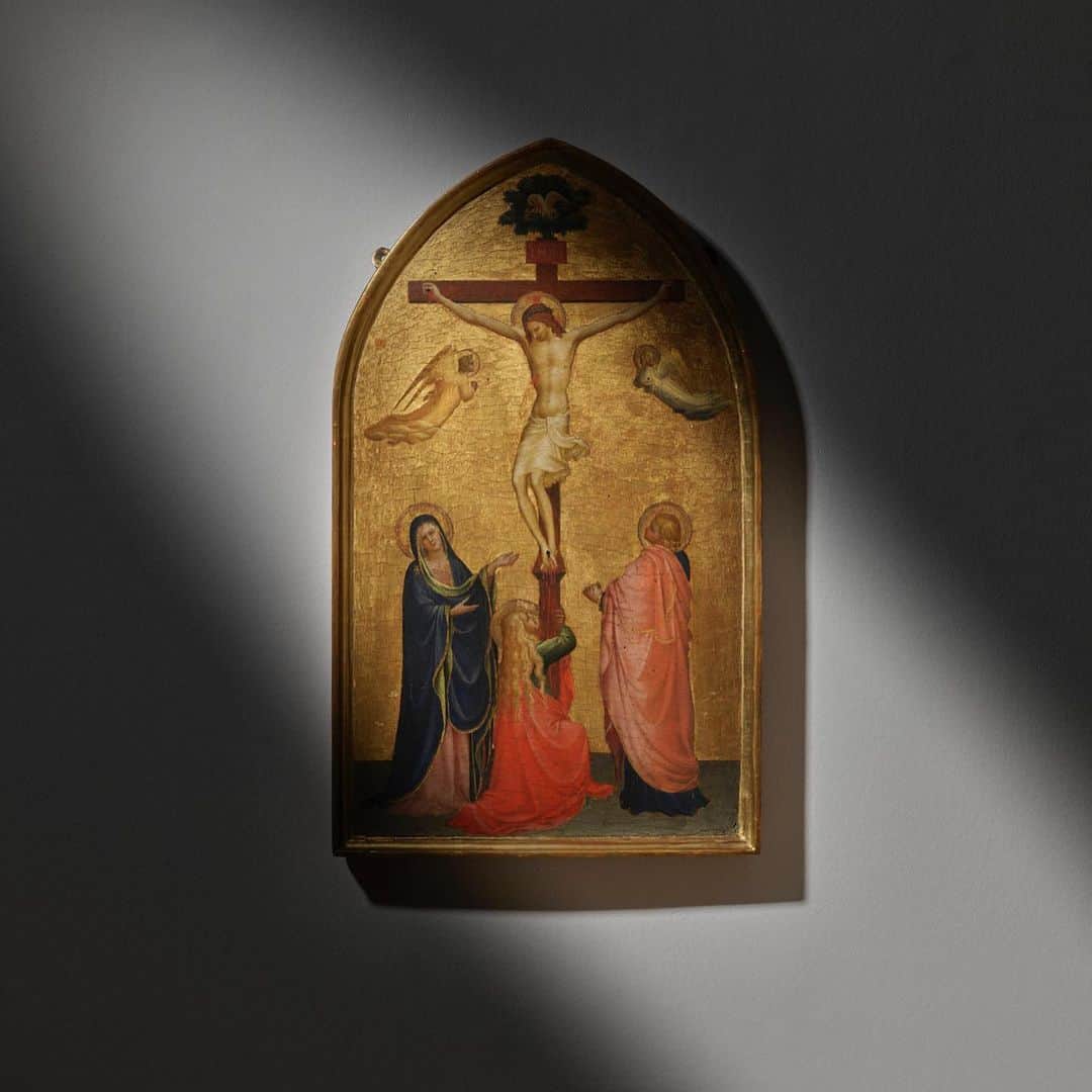 クリスティーズのインスタグラム：「A major discovery: A pioneering early work by Fra Angelico will be a highlight in the Old Masters Part I Sale on 6 July.⠀ ⠀ The Crucifixion with the Virgin, Saint John the Baptist and the Magdalen at the Foot of the Cross was discovered and published by Francis Russell, Christie's UK Deputy Chairman, in the Burlington Magazine in May 1996. The discovery sparked widespread interest among scholars.⠀ ⠀ Fra Angelico was one of the first painters to learn the lessons of contemporary sculpture and this work presents the market with his significant evolution in painted perspective: depicting the cross straight on in correct, logical, perspective without the false addition of showing the depth of the right cross post that was standard at the time.⠀ ⠀ 📍Viewing Dates⠀ Christie's New York: 10-14 June.⠀ Christie's London: 1- 6 July.⠀ ⠀ Fra Angelico (c.1395/1400-1455),'The Crucifixion with the Virgin, Saint John the Baptist and the Magdalen at the Foot of the Cross'. Estimate: £4,000,000-£6,000,000.⠀ ⠀ #FraAngelico ⠀」