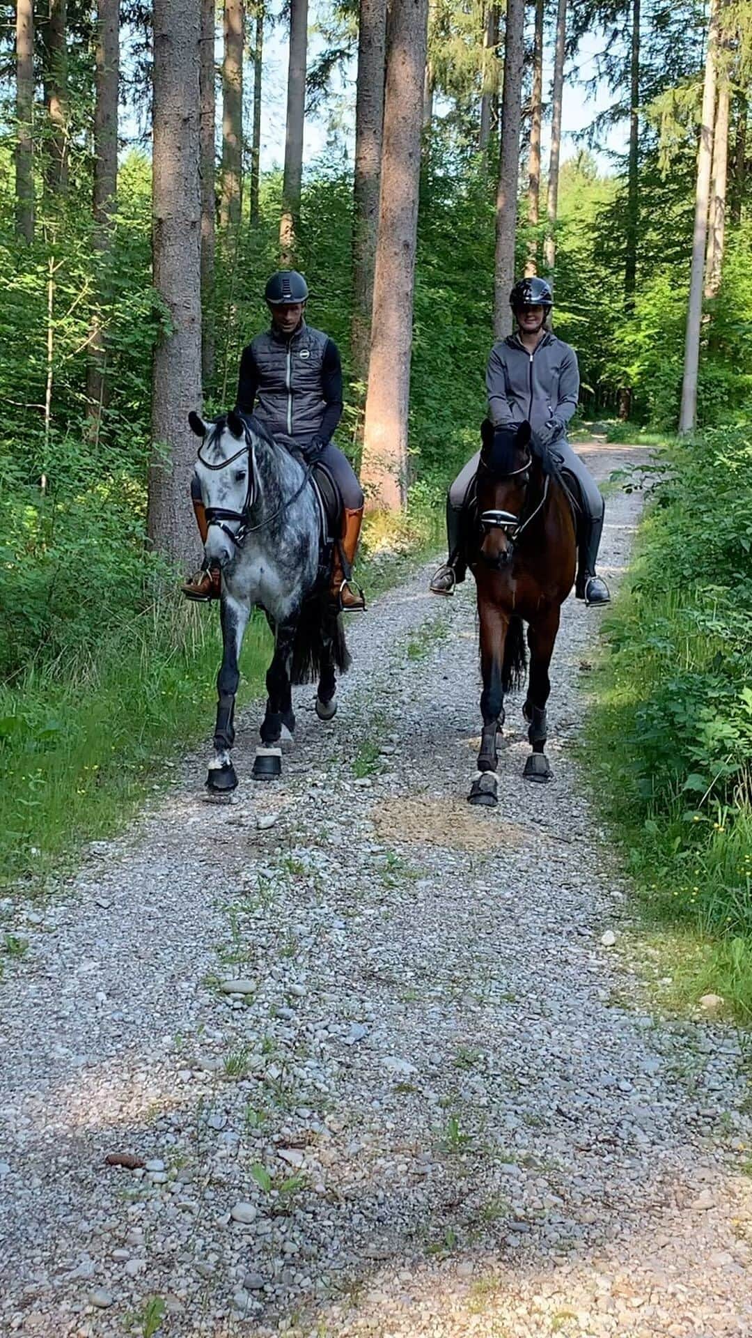 トーマス・ミュラーのインスタグラム：「Enjoying the time with our horses 😻🐴❤️」