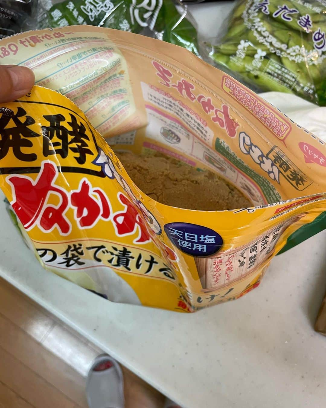 飯島直子さんのインスタグラム写真 - (飯島直子Instagram)「こんばんは^ - ^♪  こちらはもの凄い雨です みんな無事に帰れたかな…  被害が出ている地域のみんな 避難勧告が出ている地域のみんな…身の安全確保してください ね　無事を祈ってます  30.31.1日のへんじすこしと おもうことすこしです  タケ旦那様54才誕生日おめでとう！うなぎ食べたかな^ - ^  33年目！おめでとう🎈  かおる！この雨の中長野まで 運転気をつけてね！！  「今度は本気の減量！」 がんばろ〜ᕦ(ò_óˇ)ᕤ  ソファーお揃いなのね( ´ ▽ ` )  マダニ！痛そう…これからの季節気をつけようね、大事にしてね(*´-`)  モモは16才です  愛犬を置いて長期旅行…心配 健康なわんちゃんなら ホテルや信頼できる人に預かってもらえば大丈夫だと思いますよ^_^  睡眠時間は6〜7時間です＾＾  ギックリ首！めちゃくちゃ痛そう（ ; ; ）大事にしてね！  あすか♪  1人になって現実逃避中！ 大事ですね！たびにやって息抜きしてね(*´ー｀*)  よっちい、立派だね…大変な病気を抱えながらも…とても 前向き、尊敬します、ステキなひとだ！  明日退院おめでとう♪ ゆっくりムリせずね 雨止むといいな…(*´-`)  太る事が嫌で食べる事をためらってしまう、食べると罪悪感…  うんうん、そうだよね わたしも昔そうでした^_^  食事だけでコントロールしようとすると、そういう感情に陥ってしまいますね、  散歩でもなんでもいいので少し運動を取り入れたらよいかなと おもいます^ - ^  健康であるのに食事が楽しくないのはもったいないです  このままだとカラダはおろか ココロまでやせ細ってしまいます(´･_･`)  今わたしがこの年齢で分かったことは、痩せているイコール キレイではないという事です  そして、二、三キロ体重が増えたとこで誰も気ずきません^ - ^  ムリない程度にカラダを動かして、美味しい食事を楽しめるようがんばろうね(*´ー｀*)  今日は二週間ぶりにスーパーへ 行ってきました うっかりぬか床を買ってしまいました  ナスと老いたニンジンをいれました  明日がすこしだけ楽しみだす ( ´ ▽ ` )  みんな引き続き台風に気をつけようね  おやすみなさい╰(*´︶`*)╯♡  また明日♡♡」6月2日 21時02分 - naoko_iijima_705_official