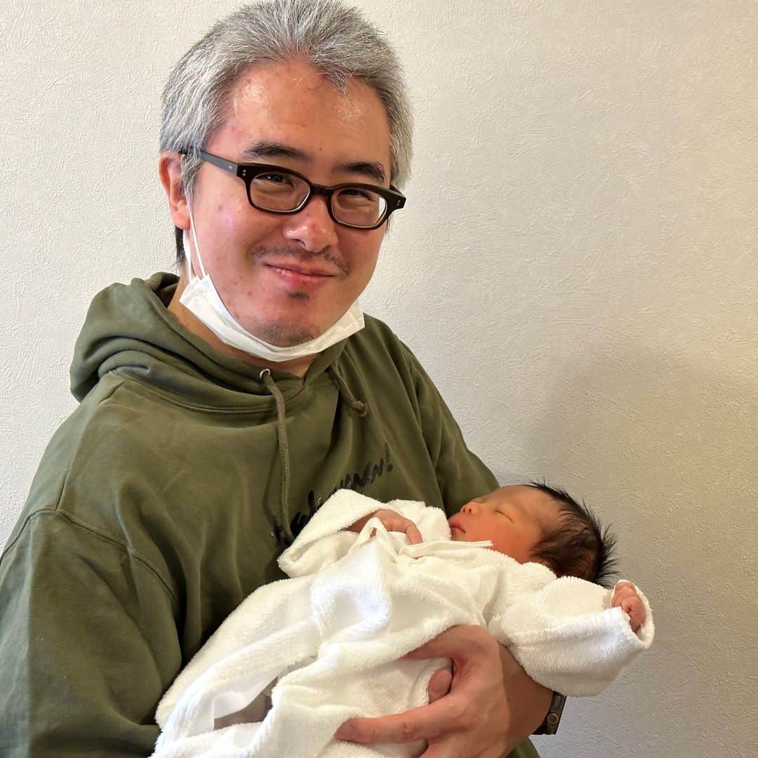 瀬戸弘司のインスタグラム：「どうもこんにちは、瀬戸弘司です。  突然のご報告になってしまいますが、この度、我が家に新たな一員、元気な男の子が誕生しました。 母子ともに健康で、しーさま @c3kpbr （妻）も元気ぴんぴんですので、ご心配なく！  はじめてのことだらけであたふたする毎日ですが、その全てが超絶可愛い我が子と過ごす喜びで満たされています。  これからは父親として、仕事と子育ての両立に向け頑張っていく所存です。皆さんのご支援とご鞭撻をこれからもどうかよろしくお願いいたします。」