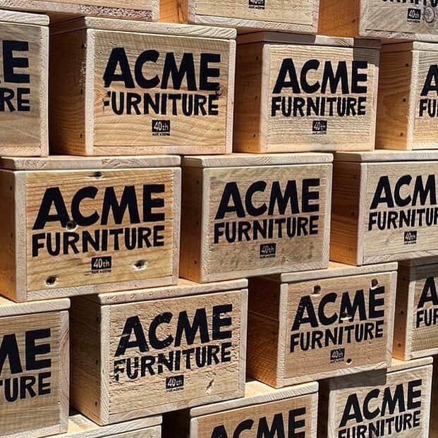 ACME Furnitureさんのインスタグラム写真 - (ACME FurnitureInstagram)「私たちアクメファニチャーは、今年で40周年を迎えることが出来ました。  ひとえに、気に掛けていただいている皆さまのお陰であります。  これを記念して、アクメと所縁の深いアーティストの  花井祐介氏とコラボレーションアイテムをご用意しました。  今や世界で、いや、メタバースですら活躍されている氏のデザインが、  アートワークとして仮想空間にまで届いてしまうのだろうか。  詳しくはブログをご覧ください。  ※SOLD   Contact：ACME Furniture MEGURO St. Phone：03-5720-1071 Email：acme-jsf@acme.co.jp」6月2日 20時58分 - acme_furniture