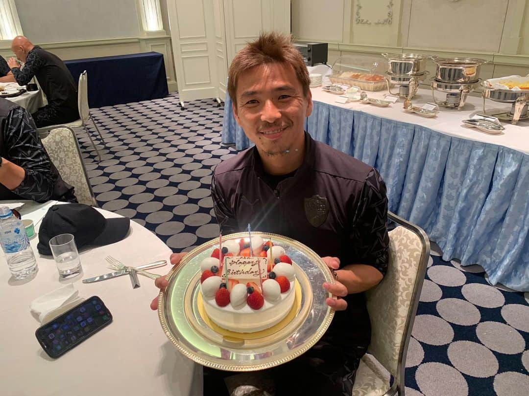 乾貴士のインスタグラム：「３５歳になりました😊✨ 去年はこの時期辛かったから、皆んなにお祝いしてもらって最高でした！！ ３５歳も楽しくサッカーやっていきたいと思います😊 これからも応援よろしくお願いします😆」