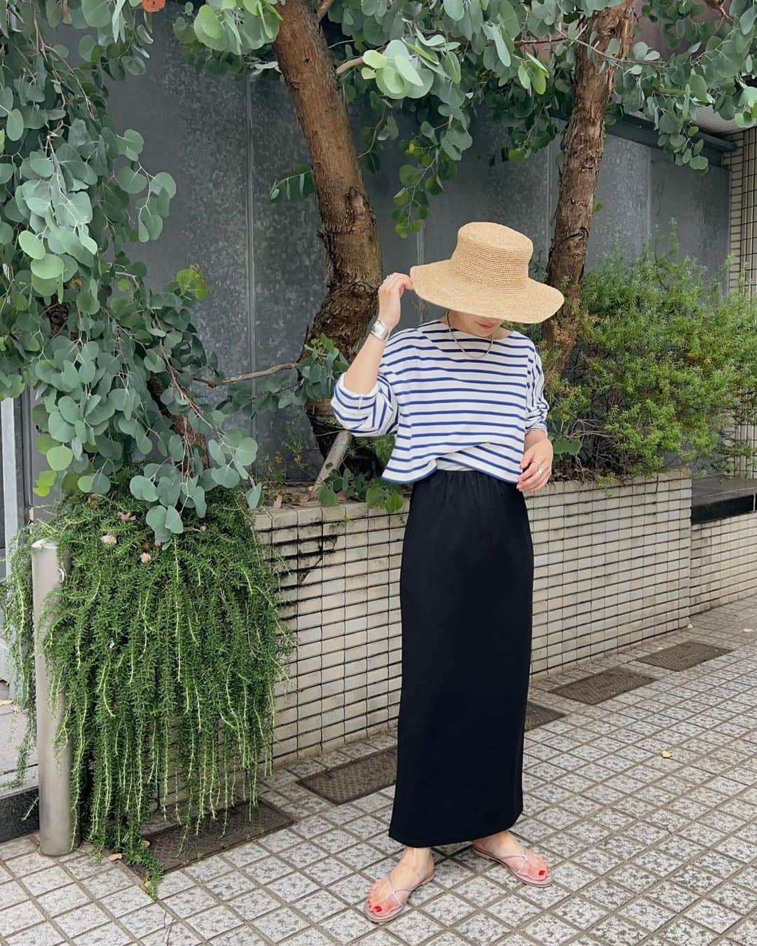 川島幸恵さんのインスタグラム写真 - (川島幸恵Instagram)「🖤🖤🖤 ⁡ カットソーで楽ちんなのにラフすぎないカットジョーゼットタイトスカート、買いました🙋🏼‍♀️✨ ⁡ LOOKでもモデルちゃんに着てもらったショート丈のボーダー合わせが気分♩ ⁡ とにかく楽！🥹ノンストレスで履けます！ ⁡ ⁡ #SHENERY_official #border #skirt #SHENERY #bag #jwpei #sandals #nicolaslainas  #fashion #styling #ボーダーコーデ #タイトスカート  #夏服コーデ #ユーカリ  #ハイトーンカラー #ハイトーンボブ #ハイトーンヘア #ボブヘア #ミニボブ」6月2日 20時58分 - sachie118