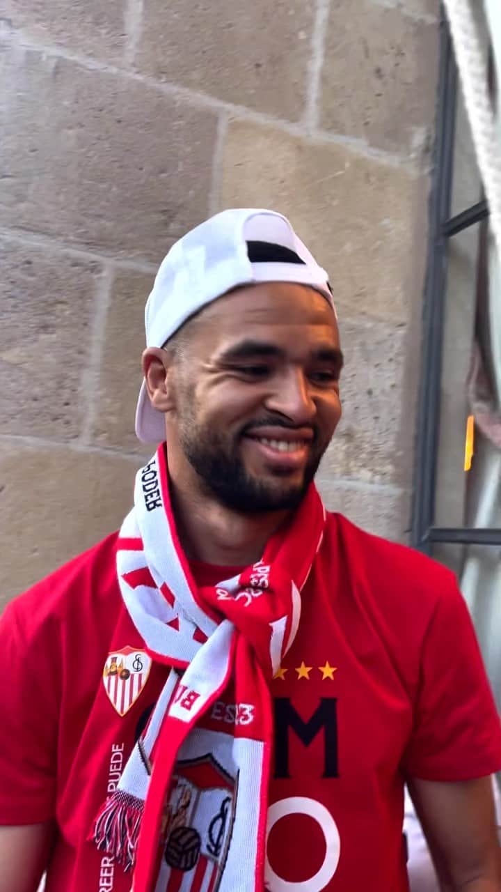 セビージャFCのインスタグラム：「🎂 ¿A cuánta gente invitó @ennesyri9 en su cumpleaños? 🤔  #WeareSevilla #NuncaTeRindas #birthday #ennesyri #sevillafc #sevilla」