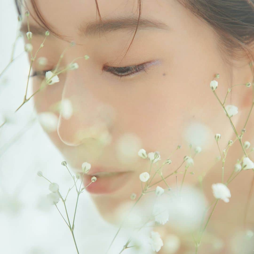 美的 Biteki's official Instagram! さんのインスタグラム写真 - (美的 Biteki's official Instagram! Instagram)「＼人気連載／ 田中みな実 花が言うには。 「カスミソウは主役級の美しさ。添え物なんて言わせない」  季節の花とその花言葉から連想されるメイクをご紹介。  【今回の花】 カスミソウ／花言葉「幸福」  両手いっぱいのカスミソウを抱えて  おっきな花瓶に生けると  空間が幸福感で満たされる。  朝に夕に、部屋に差し込む光が  ちらちらと影を生み出すのが  なんともドラマティックでうっとり眺めてしまう。  主役級の美しさ。  添え物なんて言わせない。  ―――written by Minami Tanaka  写真2枚目 使用アイテム  A. 光が満ちあふれるアクアブルーが旬。大粒パールのきらめきが新しい季節への高揚感を誘う。 カネボウ化粧品 ルナソル アイカラーレーション EX31　￥6,820（限定品）  B. マットなベリーレッドのチークに、青みピンク＆ライトブルーのハイライトをMIX。頬にさらりとまとわせるだけで、透明感とツヤを宿したピュアな表情に。 SUQQU ピュア カラー ブラッシュ 141　￥6,050（限定品）  C. 気品と本質的な美しさを開花させる、ルミナスマットなピンクリップ。 シャネル ルージュ アリュール ヴェルヴェット 63　￥5,500  D. ブルーダイヤモンドをイメージした、きらめくアイカラー＆アイライナー。 ジルスチュアート ビューティ サムシングブルー セント アイダイヤモンド グリマー 08　￥2,750（限定品）  3枚目 メイク方法  「カスミソウ＝脇役のイメージとは反する華やかな主役感を」 ヘア＆メイクアップアーティスト　林 由香里さん  EYE Aの右上をアイホール全体になじませたら、右下を上まぶたのキワからグラデーション状にじわりと。 ブラウンベージュならではの気品ある存在感を眼差しにプラスする。 下まぶたには左上を広げ、左下を黒目の下から目尻をオーバーするくらい長めにスッと。 その上にDを重ね、きらめくブルーみで透き通るようなピュアなイメージを印象づけて。  CHEEK Bをブラシで混ぜてとったら、頬の内側から横方向へふわり。透明感のある柔らかな血色を添える。  LIP 深みのある正統派ピンクCをセレクト。ラフにじか塗りし、キレイめな印象と程よい抜け感を両立。  PROFILE たなかみなみ／女優 学生時代に美容にハマり、今ではプロ級の知識のもち主に。 毎週木曜22：00〜放送の新ドラマ『あなたがしてくれなくても』（CX）に出演中。  #田中みな実 #夏コスメ #夏メイク #新作コスメ2023 #新作コスメ #夏コスメ2023 #bitekicom #コスメ好きさんと繋がりたい #メイク好きさんと繋がりたい #今日のメイク #美的 #美的メイク #メイク好き #美ボディ #女子力向上委員会 #美容好きな人と繋がりたい #コスメ #今日のコスメ #コスメオタク #美肌になりたい #美容好きさんと繋がりたい #美意識高い人と繋がりたい #コスメ好きな人と繋がりたい #美容垢さんと繋がりたい #メイク好きな人と繋がりたい #田中みな実買い #田中みな実愛用」6月2日 21時00分 - bitekicom