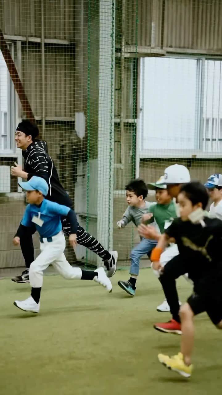 斎藤佑樹のインスタグラム：「野球をするというワクワクをシェアする時間。 今回は大阪の子ども達と一緒に体を動かしました。 ⁡ WBCの熱狂からか、 子どもたちの野球に対する熱量が高まっているのを 肌で実感しました！ ⁡ 最後には対戦もしましたが、 大人も負けてられないなって ついつい僕も真剣勝負になってしまいました！笑 ⁡ これからも日本中のさまざまな場所に赴き こうした旅ができたらいいなと思います。」