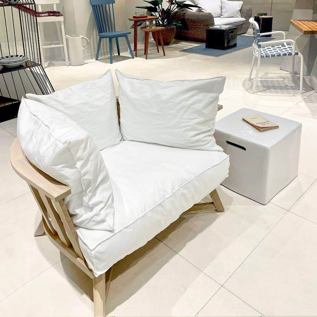 GERVASONI JAPAN / ジェルバゾーニ ジャパンのインスタグラム：「Armchair：GRAY07  半円形の包み込むような低い背もたれが特徴的なアームチェア。 付属のあえて少しルーズなクッションを 背もたれにご使用いただくと、 ふんわりとした優しさに包まれ、 よりリラックスした時間を味わえます。  Aoビル1F GERVAONI TOKYOにて ぜひ一度包み込む優しさを体験してください。  バリエーション ●ウォールナット(ナチュラル) ●オーク(ブリーチ/ホワイト/グレー/ブラック/オーシャン/ダブグレー)  【 お問い合わせ 】 GERVASONI TOKYO tel : 03-5962-6477 mail : info@gervasoni.jp 営業時間 : 11:00 ～ 20:00 . . . #gervasoni #gervasoni1882 #gervasonitokyo #luxuryfurniture #furniture #interior #showroom #ジェルバゾーニ #インテリア #家具 #インテリアデザイン #インテリアコーディネート #レイアウト #ライフスタイル #デザイン #リビング #ソファ #チェア #テーブル #豊かな暮らし」