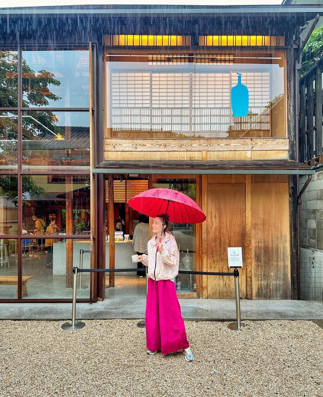 エミ・マイヤーのインスタグラム：「Need that coffee fix come rain or shine .. ☔️名古屋あたりで初めて新幹線での停電を経験しました！🌀みなさんも台風のなか気をつけてください🙌  @indosyokudo_tadka #kyoto #京都」
