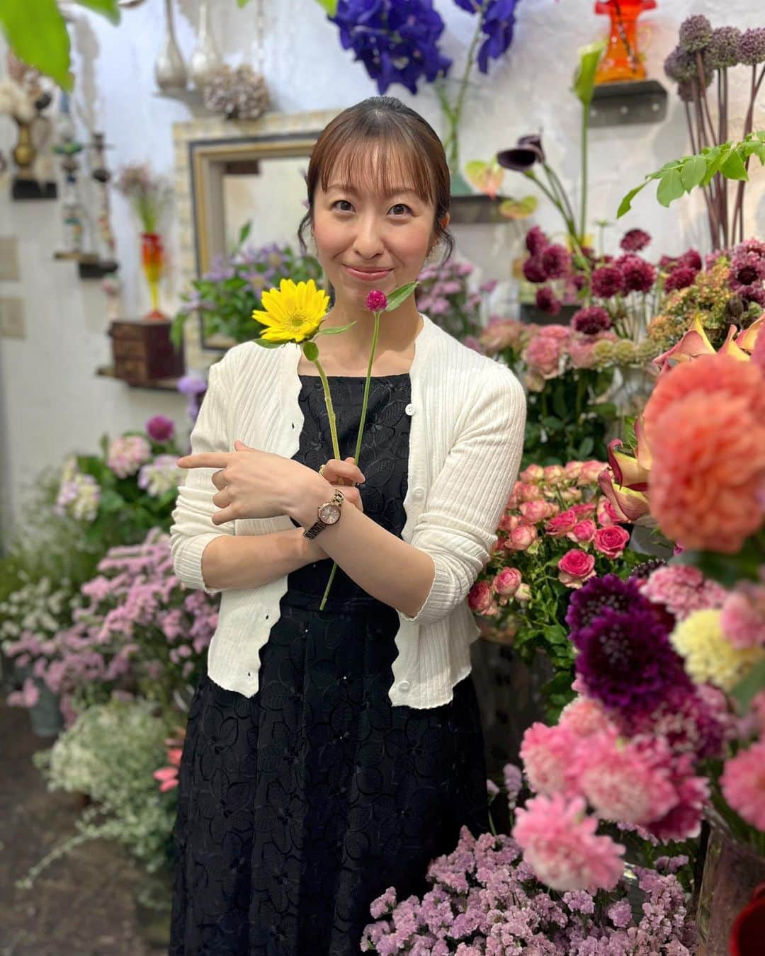 山田友美のインスタグラム：「こんばんは〜今週は明るい色のひまわりをお迎え🌻 その時に欲しい色を手に取ってます☺︎ 雨が強くなってきたので気をつけてお過ごしくださいね☔️ #花#ひまわり#花のある暮らし #flower#フリーアナウンサー#アナウンサー#山田友美」