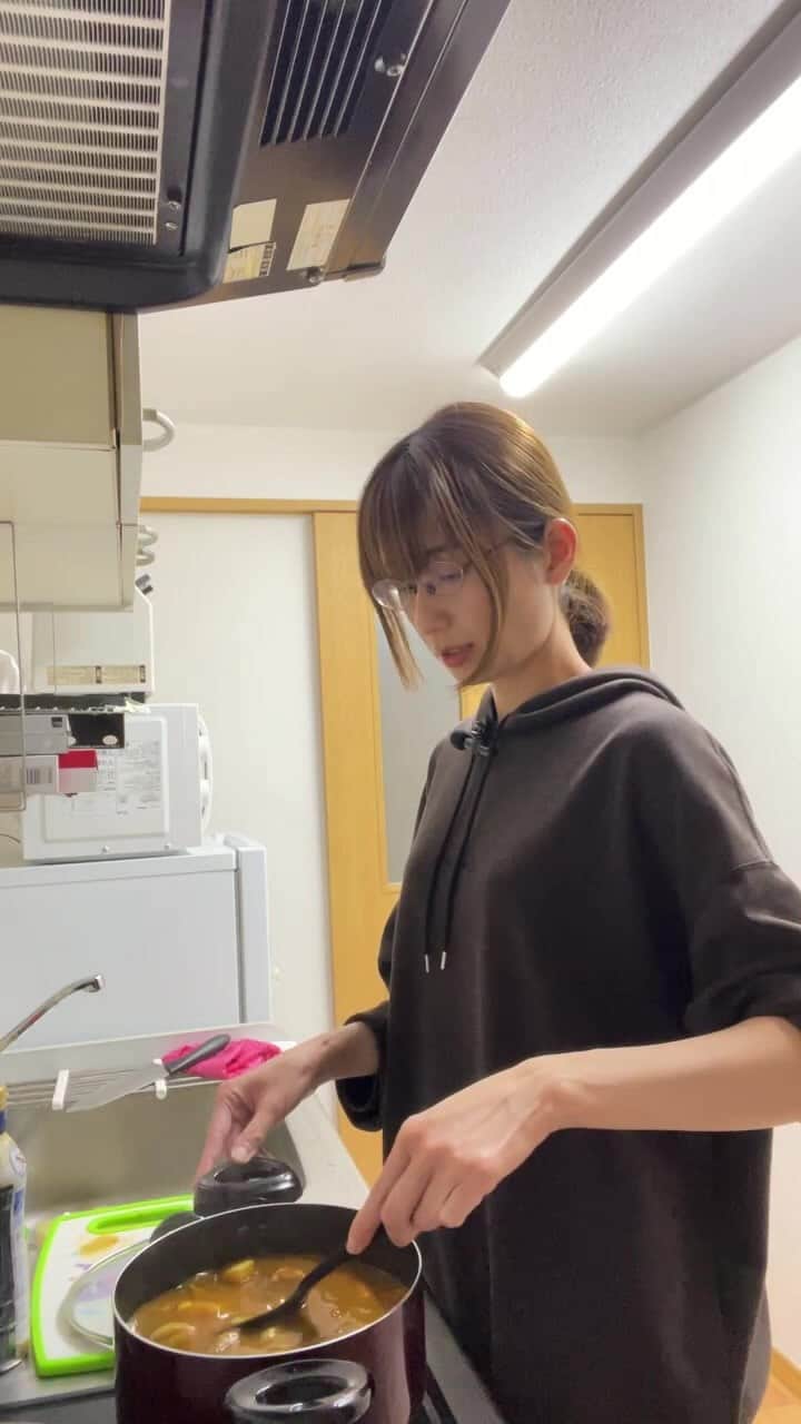 河村唯（うめ子）のインスタグラム：「成功した。今回は、ややしゃべりながら挑戦した。が、 成功した。 カレー振る舞うイベント、やったろけぃ？って感じでした。  ・カレー  #カレー　#インスタライブ #自炊」