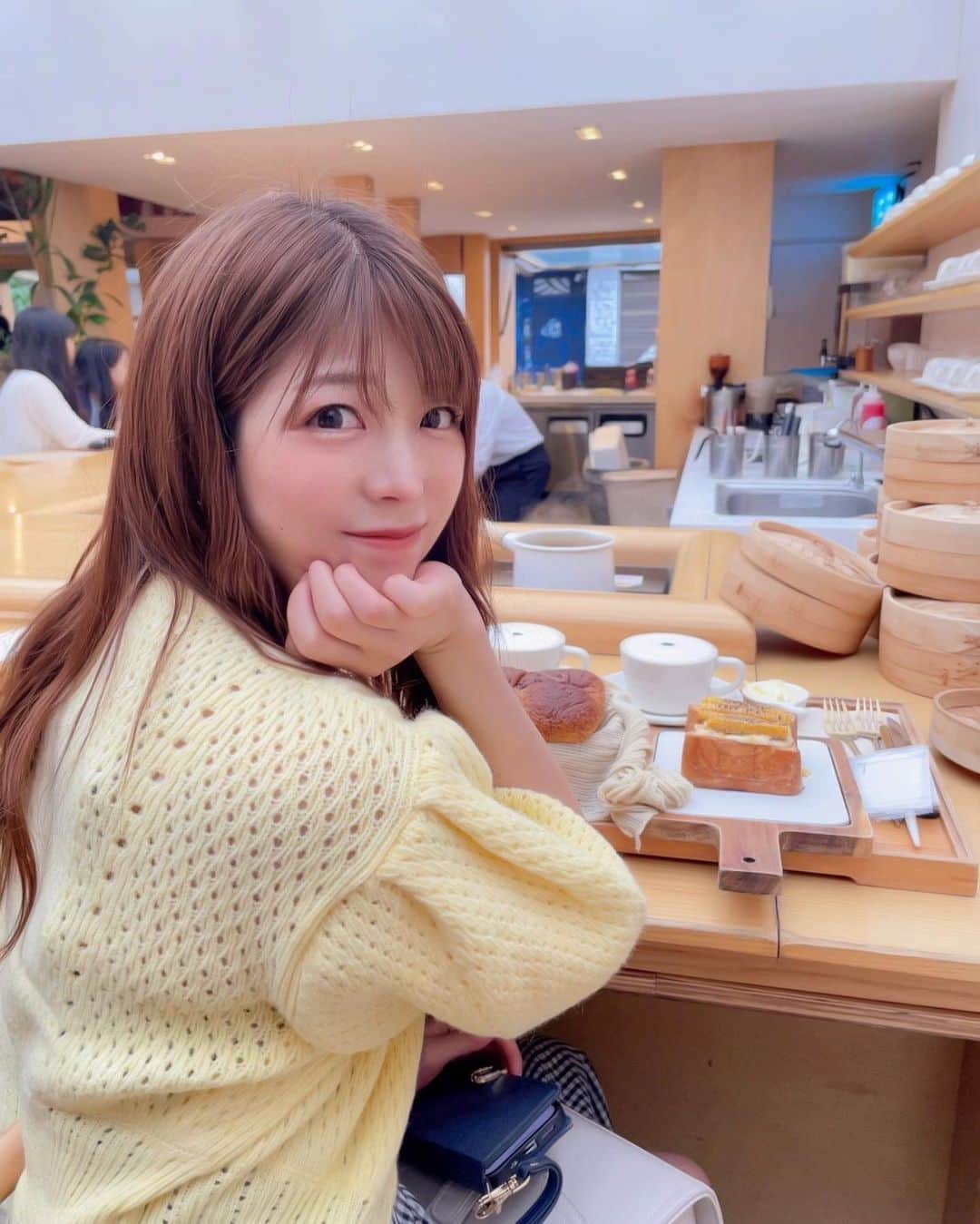 村上麻莉奈のインスタグラム：「今回の韓国旅行でいちばんお気に入りになった蒸しパンのカフェ、ミルトースト☕️🍞 @miltoasthouse  ふわっふわの蒸しパン美味しかった〜😮‍💨❣️ 韓国のカフェはどこも冷房が効いてるので上着必須です🌬️ ・ ・ ・ #韓国カフェ巡り #韓国女子旅 #韓国グルメ #韓国ファッション #韓国おしゃれカフェ #triptokorea #koreancafe #koreancafes #ミルトースト #ミルトーストハウス #koreatrip #travelkorea #어반플랜트명동 #한국 #명동카페 #카페투어오오티디 #카페 #패션 #커피 #한국여행 #여행스타그램 #카페그램 #예쁜카페 #ソウル観光 #益善洞 #益善洞カフェ #miltoasthouse #miltoast #koreacafe」