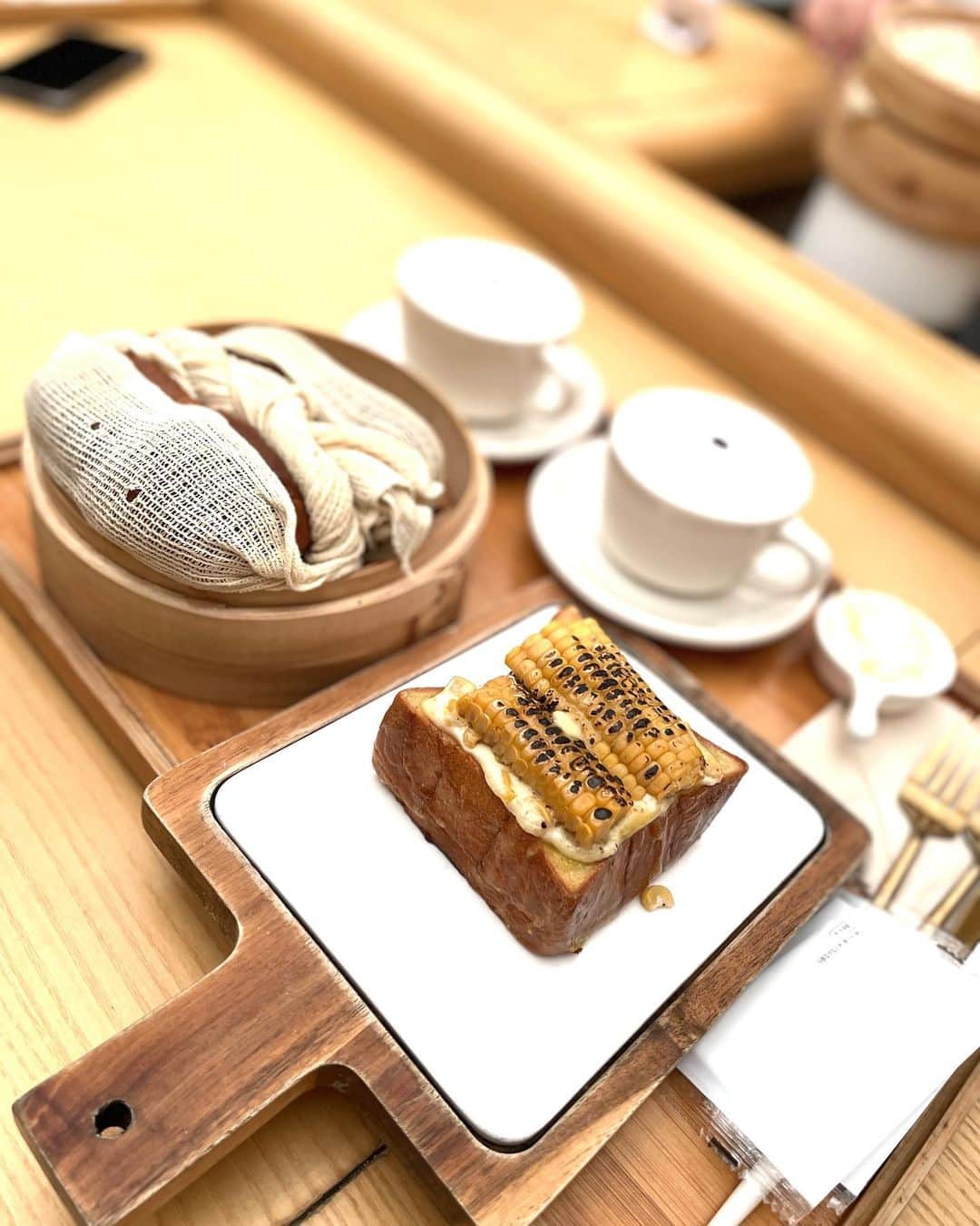村上麻莉奈さんのインスタグラム写真 - (村上麻莉奈Instagram)「今回の韓国旅行でいちばんお気に入りになった蒸しパンのカフェ、ミルトースト☕️🍞 @miltoasthouse  ふわっふわの蒸しパン美味しかった〜😮‍💨❣️ 韓国のカフェはどこも冷房が効いてるので上着必須です🌬️ ・ ・ ・ #韓国カフェ巡り #韓国女子旅 #韓国グルメ #韓国ファッション #韓国おしゃれカフェ #triptokorea #koreancafe #koreancafes #ミルトースト #ミルトーストハウス #koreatrip #travelkorea #어반플랜트명동 #한국 #명동카페 #카페투어오오티디 #카페 #패션 #커피 #한국여행 #여행스타그램 #카페그램 #예쁜카페 #ソウル観光 #益善洞 #益善洞カフェ #miltoasthouse #miltoast #koreacafe」6月2日 21時03分 - murakami_marina