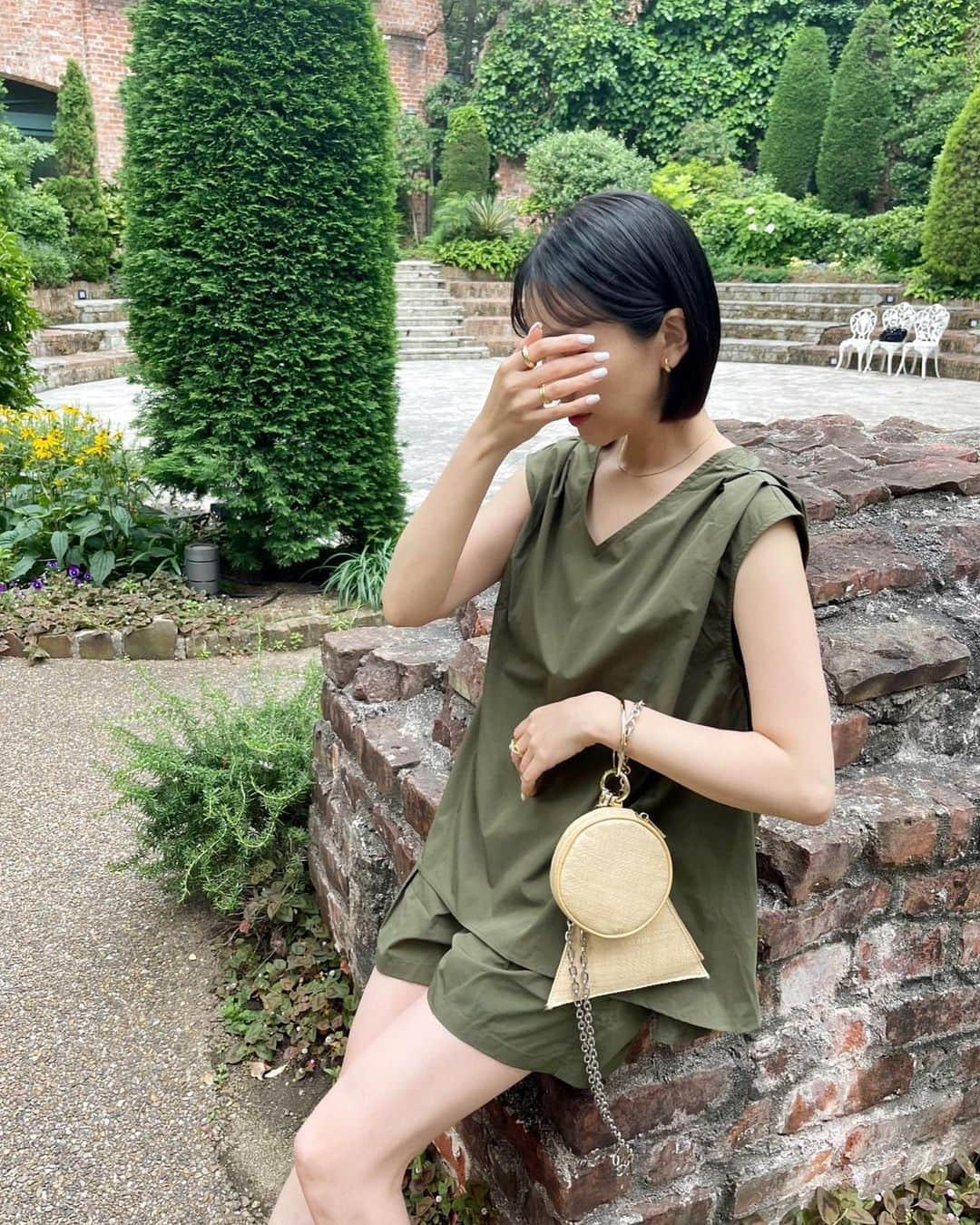 miheeのインスタグラム：「ootd  @urs_official   Vネックトップス&ショートパンツラッシュガード💚  撥水加工で、雨の日や公園にも お出かけの時に使いやすいitem😌  デコルテを綺麗に見せる Vネックラインの ノースリーブチュニックと  センタータックデザインの ショートパンツでサイドにポケット も付いていて機能性も🙆‍♀️  #urs #ユアーズ #urs_styling #urs_official #タイアップ #Vネックトップスショートパンツラッシュガード #春コーデ#大人コーデ  SUMEERおすすめアイテム 10％オフクーポンが出てます💓 ✔︎︎︎︎5/26(金)11:00～6/2(金) 10:59」