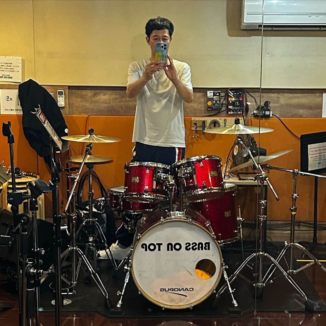 小籔千豊さんのインスタグラム写真 - (小籔千豊Instagram)「ドラム楽しすぎ みんなもやろー #ジェニーハイツアーのため #バレンシアガ課題曲のため」6月2日 21時06分 - koyabukazutoyo_shinkigeki