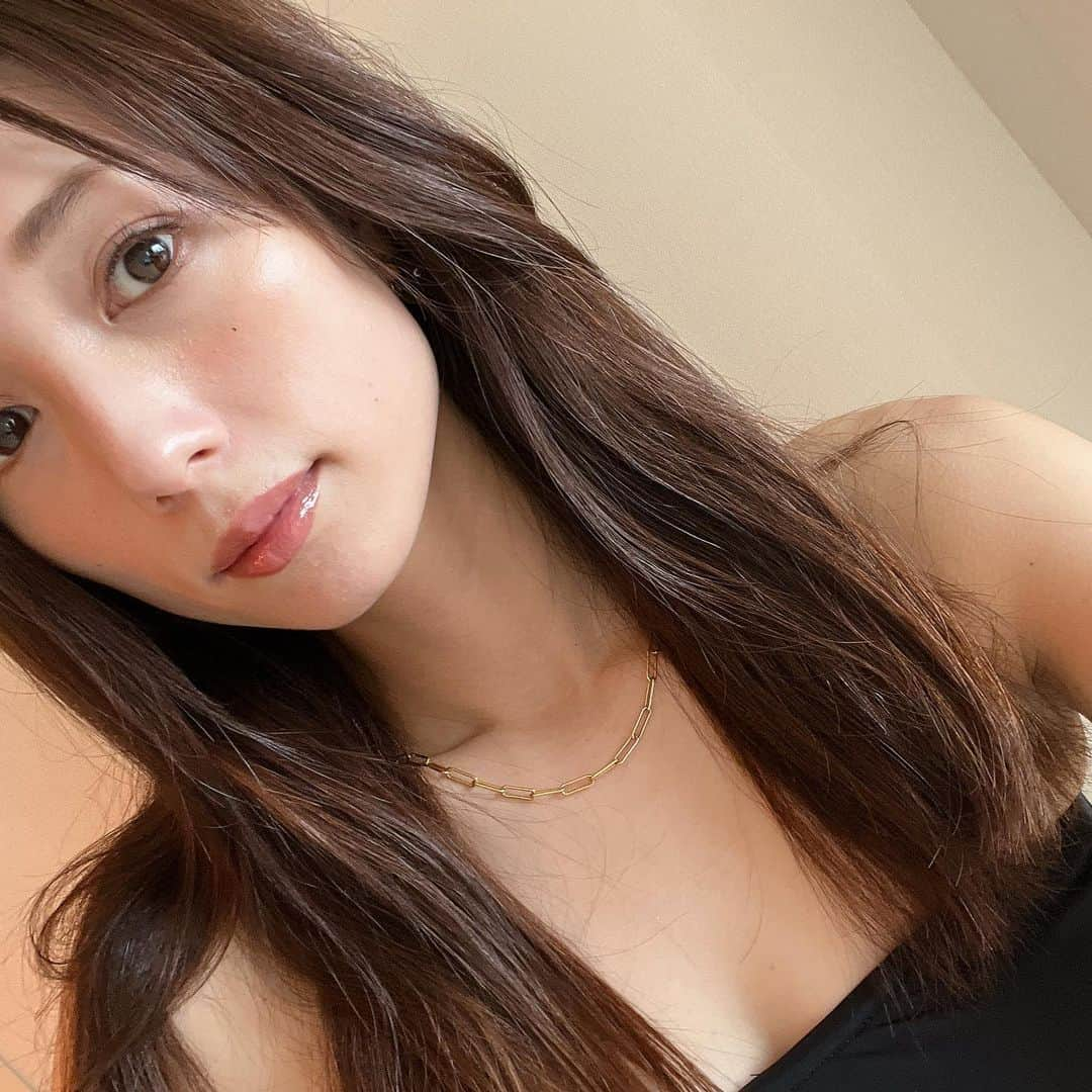 広瀬未花さんのインスタグラム写真 - (広瀬未花Instagram)「今日は大雨と強風で何かと移動が大変でしたね😭 ちょっとしか歩いてないのに、午前中に1本、午後イチで1本と、 続々とお気に入りの傘がサヨナラに(涙)16本傘を買おうと決意した今日この頃でございます。  新幹線で帰省や出張されている方は、今もきっとお困りですよね.... 無事にご帰宅できますように...><  余談ですが、先日のゴルフにて左肩がとんでもなく焼けてしまい、紫外線の怖さを目の当たりにしましたよ😂  雨の予報が、小雨→曇り→晴れに。 アームカバーはつけていて、肩は日焼け止め塗りまくりましたが こんがり焼き上がりました🥐  この時期の紫外線は本当に強いので、皆様もお気をつけ下さいませ。」6月2日 21時06分 - micahirose