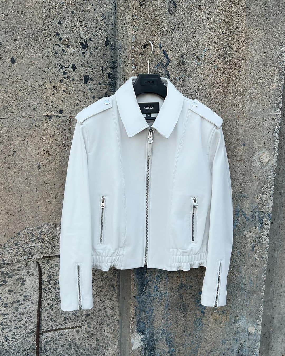 マッカージュのインスタグラム：「SLEEK & SUPPLE  Discover leather jackets with a utilitarian edge.  More on MACKAGE.COM  #MACKAGE #MONDEMACKAGE」