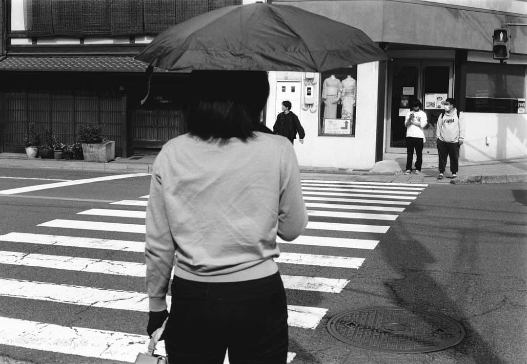 ジルサンダーのインスタグラム：「#JILSANDER KYOTO Kyoto Kiosk Project documented by Nikki McClarron  Discover the full story on jilsander.com  @nikkimcclarron  #JilSanderbyLucieandLukeMeier」