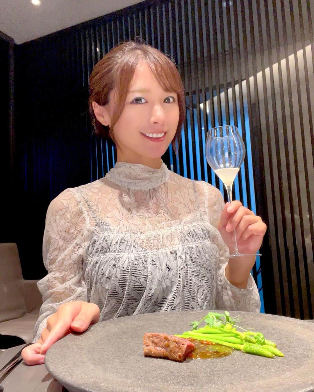 ひかりのインスタグラム：「あすみん、みくちゃんとご飯✨ 白金台にあるフレンチレストラン、サーパスに行ってきました☺️ @cirpas.tokyo  昨年の11月にオープンしたばかりのお店で、一皿一皿がアートの様で目で楽しんでから頂きました✨ 仔羊肉が柔らかくて食べやすくて凄くおいしかった☺️💛 オマール海老のオマールブルーは身がしっかりしててグリーンカレーソースが美味しさを際だててました🦐 デザートは2個あって、さくらんぼのデザートとチョコバナナ☺️甘いもの大好きだから2個も食べれて嬉しい✨ チョコバナナはイメージしてたのと違ってリッチなチョコバナナでとろけました✨ シェフは人気料理YouTuberでもある吉田 能さん✨ とても美味しいお料理をありがとうございました☺️🧡  #サーパス#cirpas #白金台#白金台フレンチ#フレンチレストラン#フレンチ料理#白金台グルメ」