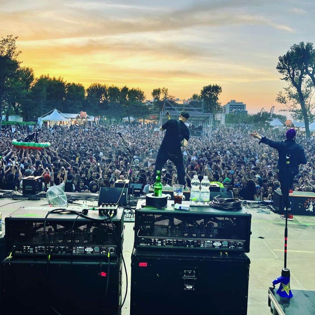 Zebraheadさんのインスタグラム写真 - (ZebraheadInstagram)「Such an amazing time at @slamdunkitaly yesterday!!! Italy kicked it off big time!!!  Today we’re doing @slamdunkfrance in beautiful Lyon, France and we play 18:50-19:20!! #zebrahead #slamdunkitaly #slamdunkfrance」6月2日 21時20分 - zebraheadofficial
