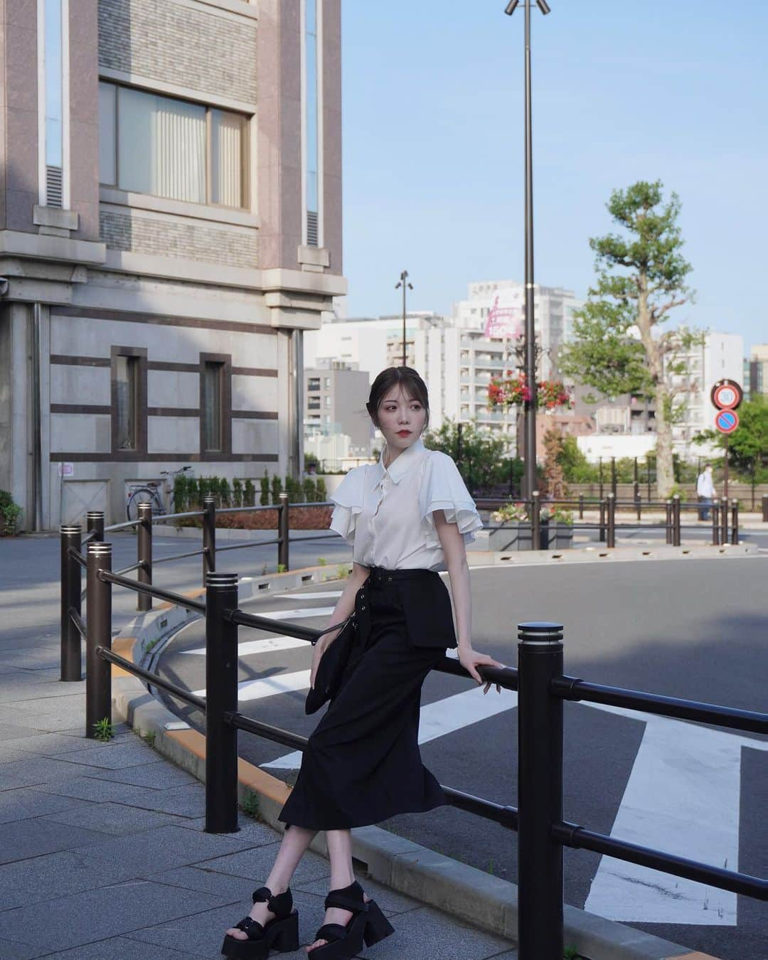 上野瞳さんのインスタグラム写真 - (上野瞳Instagram)「上野公園・緑の中でランチ🍽️  緑を見ながらのんびりご飯が食べたい そんな衝動に駆られ、上野公園へ🍽️ まさに求めていたお店があってその日は お天気も良くテラス席でランチしました🥰 (スズメが近くまで来てくれて癒された💭笑) テラス席はペット同伴OKみたいでわんちゃんを ひざに乗せてご飯食べている人がちらほら😂 パスタやパンケーキなど色々食べたけど 全部美味しかった🥞everyonecafe❤️  コーデ詳細は4月30日の投稿を見てね📝 このモノトーンコーデお気に入り💕  #上野グルメ #上野カフェ #上野ランチ #上野公園 #上野恩賜公園 #モノトーン #モノトーンコーデ #白黒コーデ #フレンチガーリー #フレンチガーリーコーデ #マニッシュ #マニッシュコーデ #タイトスカート #タイトスカートコーデ #ペプラム #ブラウスコーデ #grl #grlコーデ #グレイル #グレイルコーデ」6月2日 21時12分 - hitomi.8