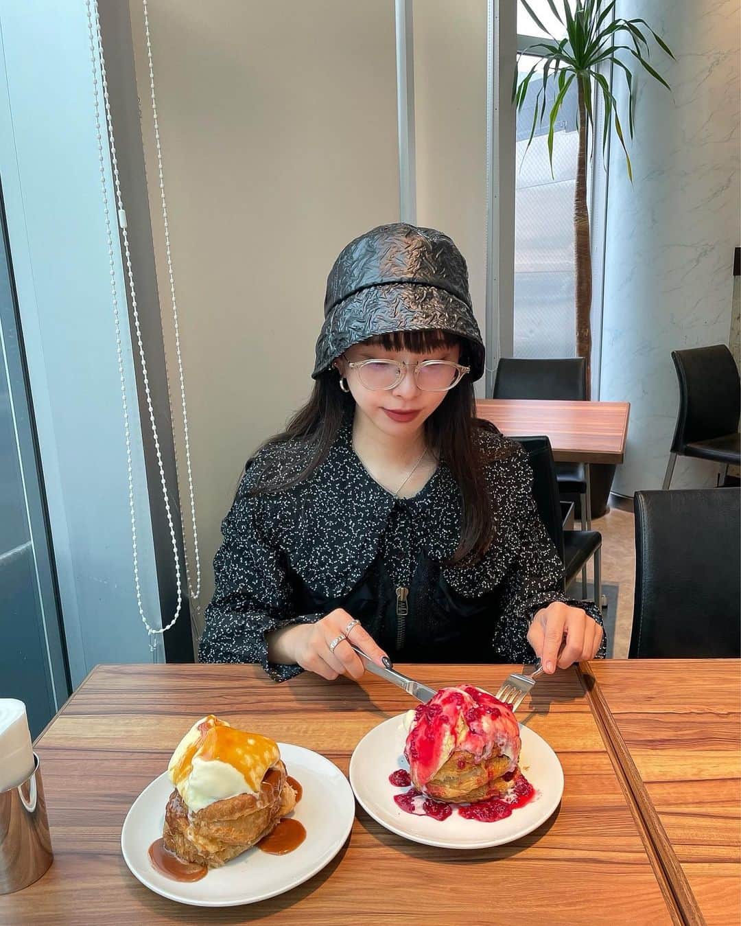 とくいちょまのインスタグラム：「@shutters.ys   名物のスペアリブとアップルパイ しっかり堪能した ჱ̒^._.^)  スペアリブってかぶりつくものだと思っていたけど ほろっと骨からお肉がはがれて 柔らかさに感動、ナイフいらず！ 濃いめの醤油ソースがたまらなく食欲をそそる😚  焼きたてアツアツサクサクのパイに アイスがじゅわっと溶けて いろんな食感楽しめます！ 甘い物好きはテンションあがる一品◎  濃厚🧀カルボナーラもぺろっといただきました〜！  大満足😙  #シャッターズ #supported  #自由が丘グルメ #自由が丘カフェ #ちょまごはん」