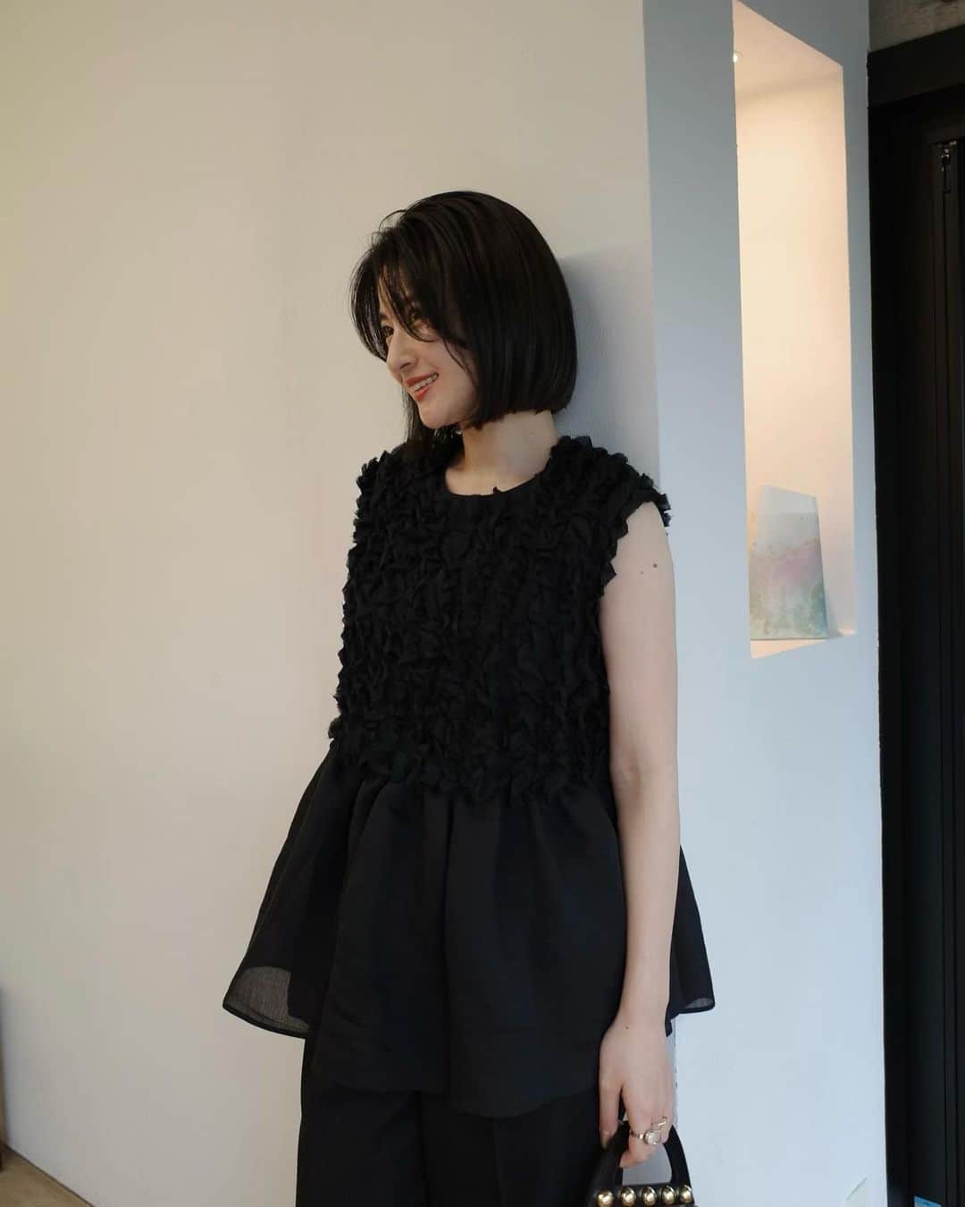 中瀬古ゆきなさんのインスタグラム写真 - (中瀬古ゆきなInstagram)「✂︎✂︎✂︎  髪色を落ち着かせて また少しカットしました！  どんどん短くなってゆく〜 まだまだボブヘアを楽しみます✌︎  前回、姫カット風にした前髪は 顔周りに流れる仕様にアップデート。  私物は雨の日につき、 ALL ブラックでした。  tops @seventenbymihokawahito  bottom @akte_official  bag @chieko6  sneaker @autryactionshoes   お気に入りが大集結！！  #seventen #akte #モノトーンコーデ #雨の日コーデ #ボブ #ミニボブ #ボブヘア」6月2日 21時18分 - yuch1129