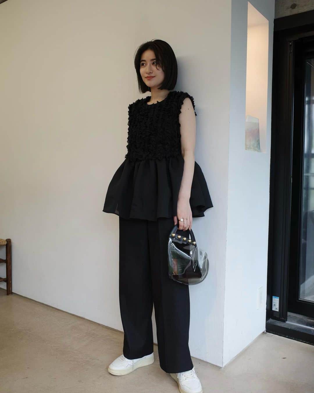 中瀬古ゆきなさんのインスタグラム写真 - (中瀬古ゆきなInstagram)「✂︎✂︎✂︎  髪色を落ち着かせて また少しカットしました！  どんどん短くなってゆく〜 まだまだボブヘアを楽しみます✌︎  前回、姫カット風にした前髪は 顔周りに流れる仕様にアップデート。  私物は雨の日につき、 ALL ブラックでした。  tops @seventenbymihokawahito  bottom @akte_official  bag @chieko6  sneaker @autryactionshoes   お気に入りが大集結！！  #seventen #akte #モノトーンコーデ #雨の日コーデ #ボブ #ミニボブ #ボブヘア」6月2日 21時18分 - yuch1129
