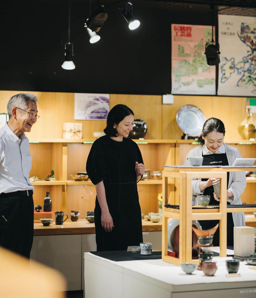 行方 久子 Hisako Namekataのインスタグラム：「. 熊本県伝統工芸館1階のショップにて。  象嵌を施した器もあるなんて！ 勉強不足で🙄はじめて拝見しました。 それにしても気が遠くなるような作業&技術だ🥹  象嵌は、一つの素材に異質の素材を嵌め込む工芸技法。 象は「かたどる」、嵌は「はめる」と言う意味があり、金工象嵌・木工象嵌・陶象嵌等がある。その中の金工象嵌は、シリアのダマスカスで生まれ、シルクロード経由で飛鳥時代に日本に伝わったとされる。 ウィキペディアw」