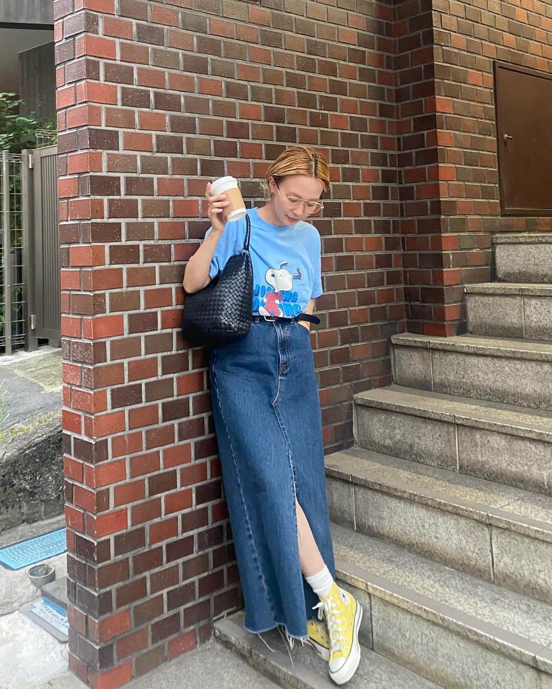 柴田紗希さんのインスタグラム写真 - (柴田紗希Instagram)「リクエスト多めにいただきました私服。(dmありがとう)  スカートはデニム解体して作った。(ほぼヨージさんが) ウエストデカすぎたデニムを循環やで。 ちょっとバギーなデニムだったから スカートにしたらマーメイドぽくなってお気に入り♡ @wilko_meidaimae   スヌーピーのtsは古着だよ。 @torovintageclothing   コンバース の黄色は今期発売のジャパンコンバース だよ💛おすすめおすすめおすすめ黄色かわいい」6月2日 21時19分 - shibasaaki