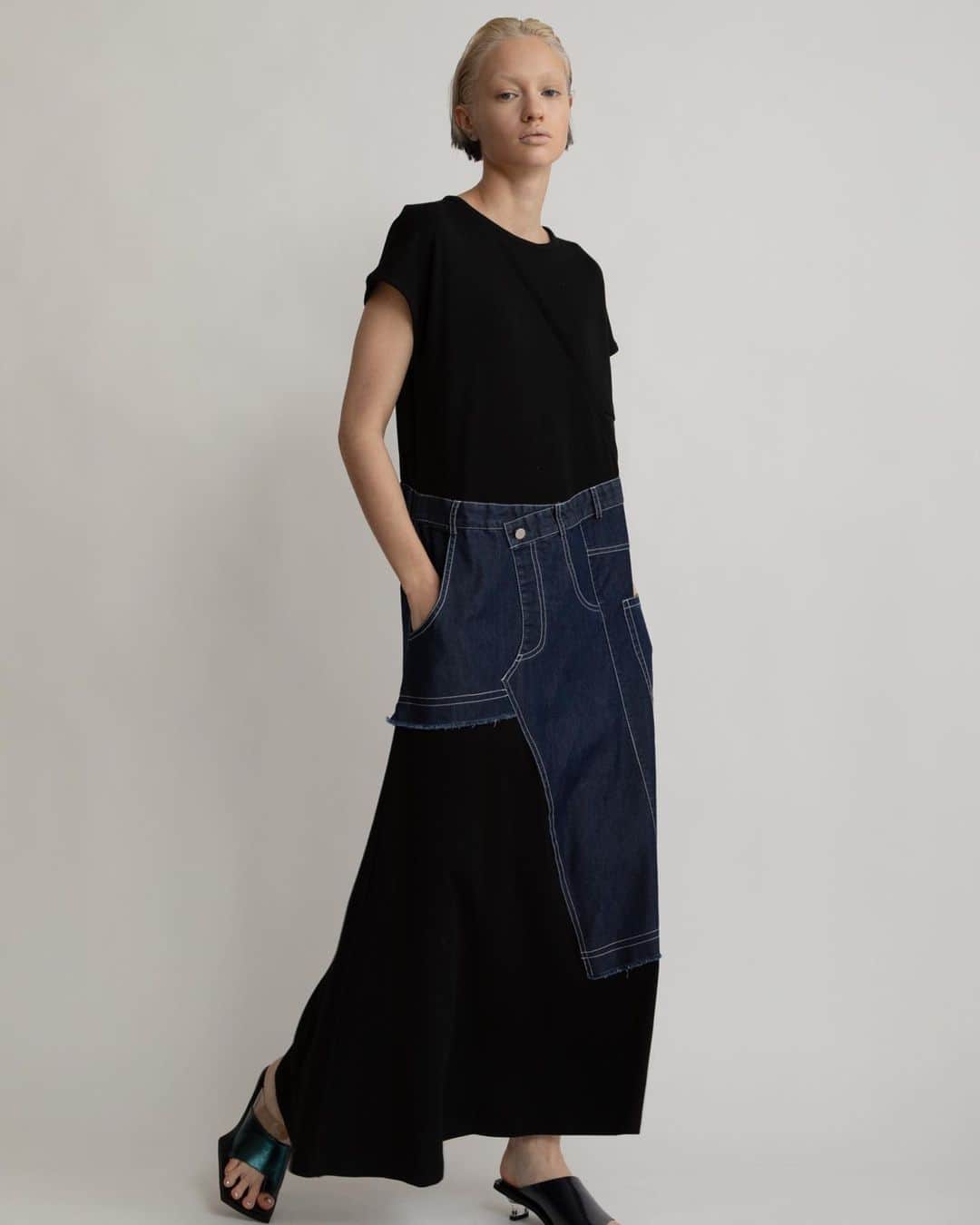 のインスタグラム：「【2023 HIGH SUMMER COLLECTION】  DENIM DOCKING ONE PIECE COLOR BLACK×INDIGO/NAVY×INDIGO SIZE 0 ¥24,200  カット生地にデニムをドッキングしたワンピースで。 アシンメトリーな切り替えや裾がフレアーのワンピースに、ウエストからデニムパンツを巻き付けたように、リメイク風に剝ぎ合わせたデザイン。  ✔️AULA AILA OFFICIAL WEB STOREにて HIGH SUMMER COLLECTIONアイテム展開中！」