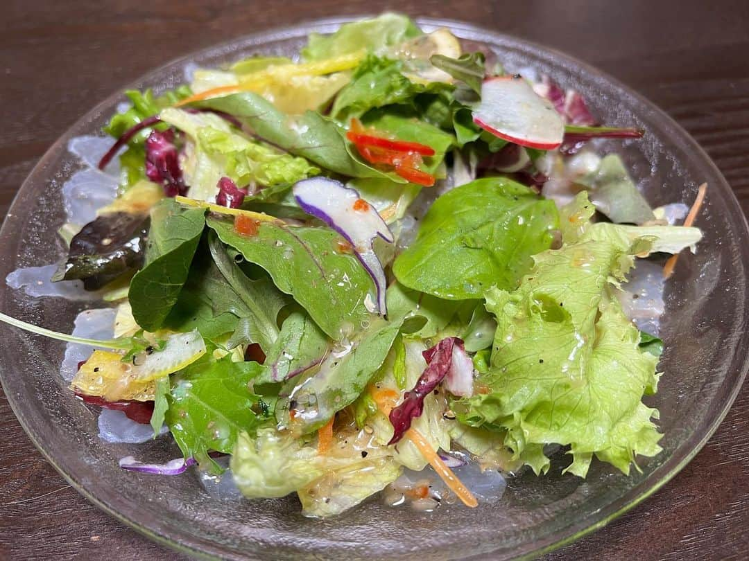 コーキTVのインスタグラム：「今日の夕食は頂き物のヒラスズキです🐟素晴らしい魚体でした✨ カルパッチョ、お刺身、皮目が絶品の炙り刺し、アラ汁、全てが最高でした😊 #ヒラスズキ #カルパッチョ #刺身」