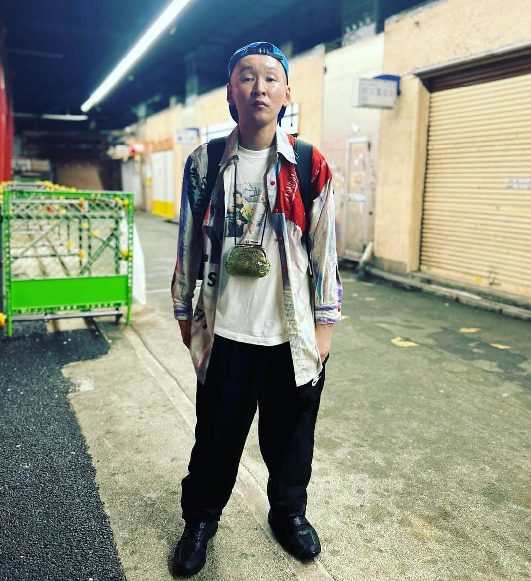 のインスタグラム：「今日の服装。 昼に仕事あってから住吉でお笑いライブ。 大雨。  雨が降って蒸しての気候に立ち向かうは鬼越トマホークさんのフォトTシャツ。 ゆにばーすのはらさんが会話の途中で『なにこの面白いTシャツ〜！わはは〜！』と笑ったイカしたTシャツにお気にのアナーキーシャツ。 雨の日はやっぱりシャカシャカ。 NIKEのシャカシャカ。 DUNLOPの靴は防水。 青の光沢のある帽子に金のがま口mont-bellのメッシュリュック雨に不向きすぎ。  お笑いライブ終わりゆにばーすの川瀬さんと帰ってきて福鳳のラーメンを紹介してご馳走してもらって別れて高架下で携帯置いて撮りました。 明日も頑張ろう頑張ろう。 高架下ありがとう。  #今日着た服 #ファッション #古着 #福鳳 #ラーメン #大雨」
