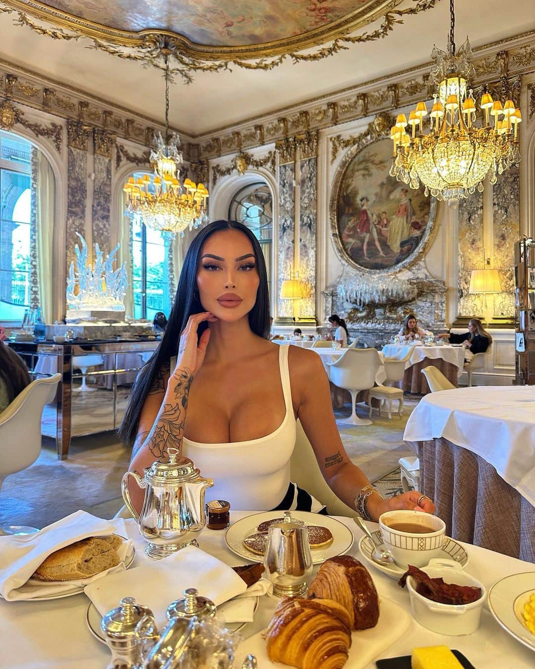 ANNELESE MILTONのインスタグラム：「La réponse, c'est l'amour」