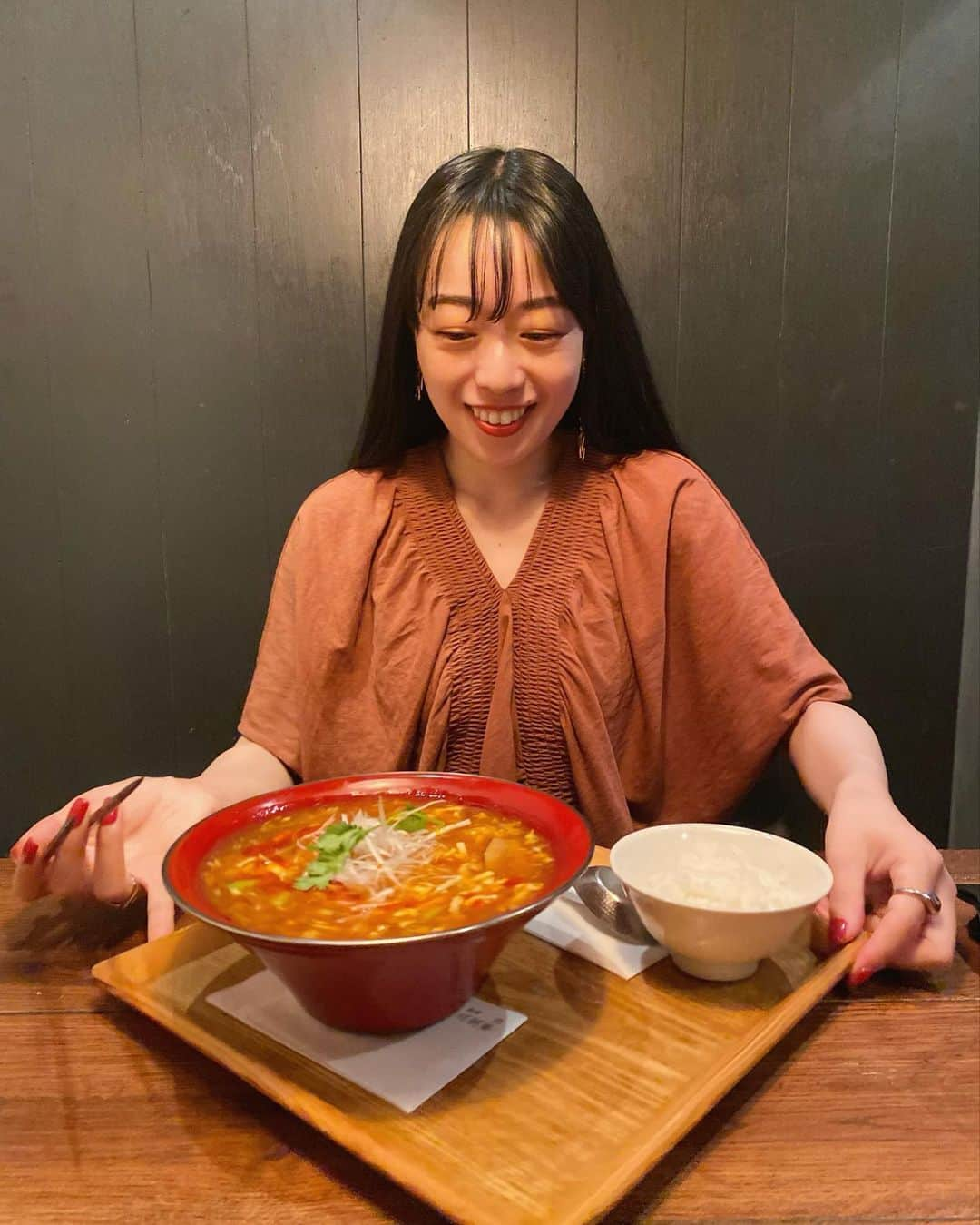 吉田佳菜さんのインスタグラム写真 - (吉田佳菜Instagram)「ㅤㅤㅤㅤㅤㅤㅤㅤㅤㅤㅤㅤㅤ ㅤㅤㅤㅤㅤㅤㅤㅤㅤㅤㅤㅤㅤ いっぱい食べる日はワンピースが楽ちん🍊  前日にNetflixのゲキカラドウ見て 辛いものが食べたくなった日！ 酸辣湯麺に花椒塩をたっぷりかけるの めっちゃ美味しかった🍜❤️‍🔥  お腹いっぱいって言ってたのに ちょっと歩いてカフェで休憩したとき しっかりバナナタルト食べた♡🐶🍌 ㅤㅤㅤㅤㅤㅤㅤㅤㅤㅤㅤㅤㅤ ㅤㅤㅤㅤㅤㅤㅤㅤㅤㅤㅤㅤㅤ #ちわcode #ワンピース #LAATO #ラート #urbanresearch #アーバンリサーチ #カフェデート」6月2日 21時26分 - yshdkana