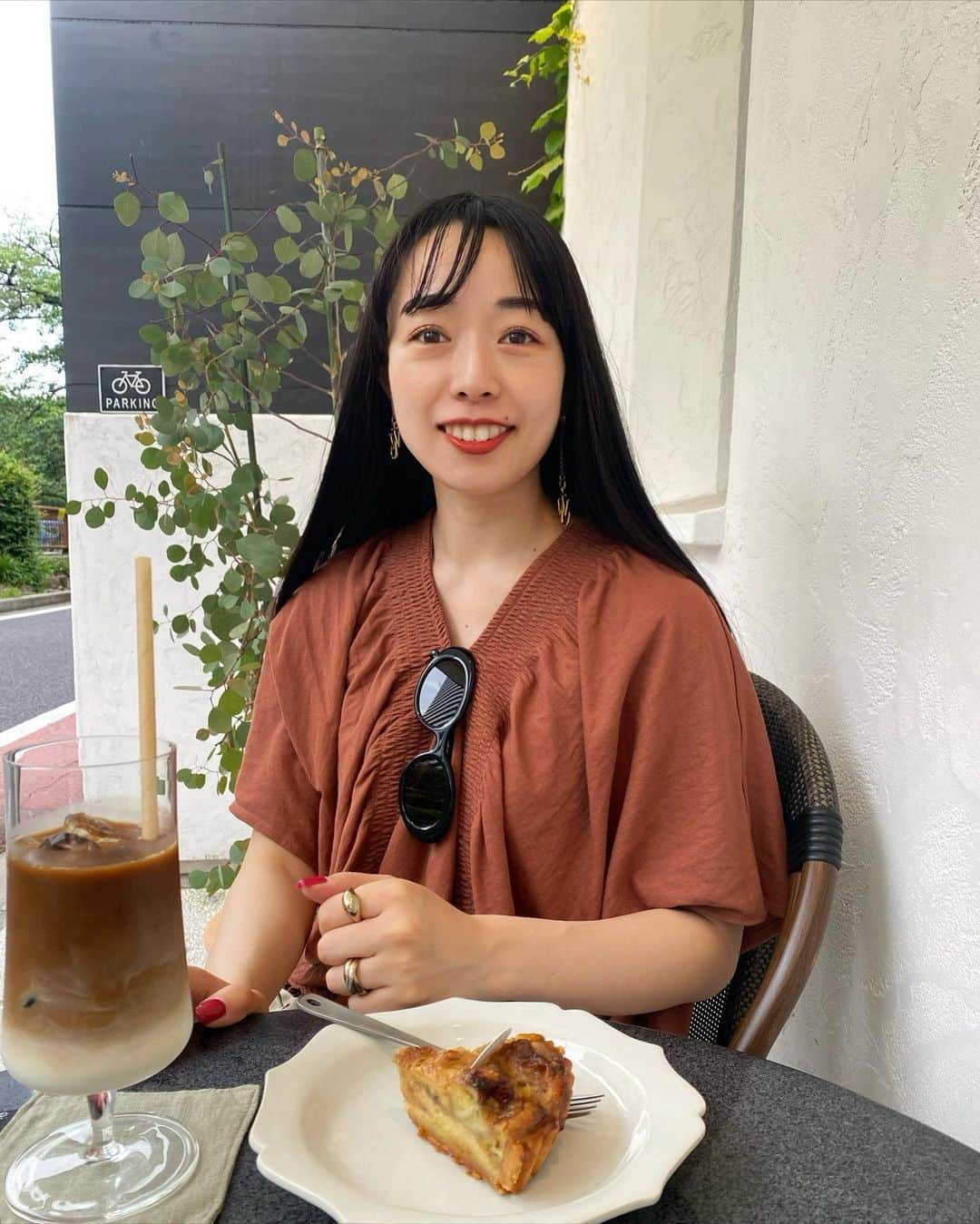 吉田佳菜のインスタグラム：「ㅤㅤㅤㅤㅤㅤㅤㅤㅤㅤㅤㅤㅤ ㅤㅤㅤㅤㅤㅤㅤㅤㅤㅤㅤㅤㅤ いっぱい食べる日はワンピースが楽ちん🍊  前日にNetflixのゲキカラドウ見て 辛いものが食べたくなった日！ 酸辣湯麺に花椒塩をたっぷりかけるの めっちゃ美味しかった🍜❤️‍🔥  お腹いっぱいって言ってたのに ちょっと歩いてカフェで休憩したとき しっかりバナナタルト食べた♡🐶🍌 ㅤㅤㅤㅤㅤㅤㅤㅤㅤㅤㅤㅤㅤ ㅤㅤㅤㅤㅤㅤㅤㅤㅤㅤㅤㅤㅤ #ちわcode #ワンピース #LAATO #ラート #urbanresearch #アーバンリサーチ #カフェデート」