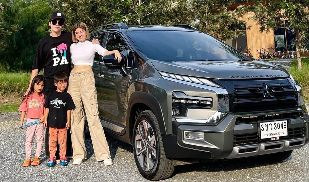 マギー・ラースリー・バーレンシエガーのインスタグラム：「New Mitsubishi Xpander Cross รถ SUV 7 ที่นั่ง มากกว่าสไตล์สปอร์ตโดดเด่น ตอบโจทย์ทุกไลฟ์สไตล์ของชีวิตให้ครอบครัวของเราออกไปผจญภัย ใช้ชีวิตรูปแบบใหม่ๆ แบบที่คุณไม่เคยเห็นมาก่อน เราจะไปลุยกันที่ไหน รอติดตามชมกันได้เลยบน YouTube MindsetTV นะจ๊ะ รับรองสนุกสนานแน่นอน#NewXpanderCross #LiveLifeAdventure」