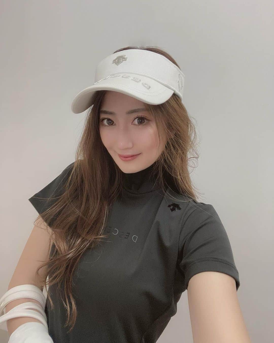 のインスタグラム：「. . . 大好きなDESCENTE GOLF🤍 . コンペの時のゴルフコーデ🤍⛳️ . . tops → DESCENTE skirt → DESCENTE visor → DESCENTE cart bag → DESCENTE glove → Callaway caddie bag → PUMA shoes → PUMA Boston bag → Callaway . . #ゴルフ #ゴルフ女子 #ゴルフウェア #ゴルフコーデ #ゴルフ場 #デサントゴルフ #デサント #キャロウェイ #キャロウェイゴルフ #キャロウェイアパレル #プーマゴルフ #プーマ #descentegolf #descente #callaway #pumashoes #puma #pumagolf」