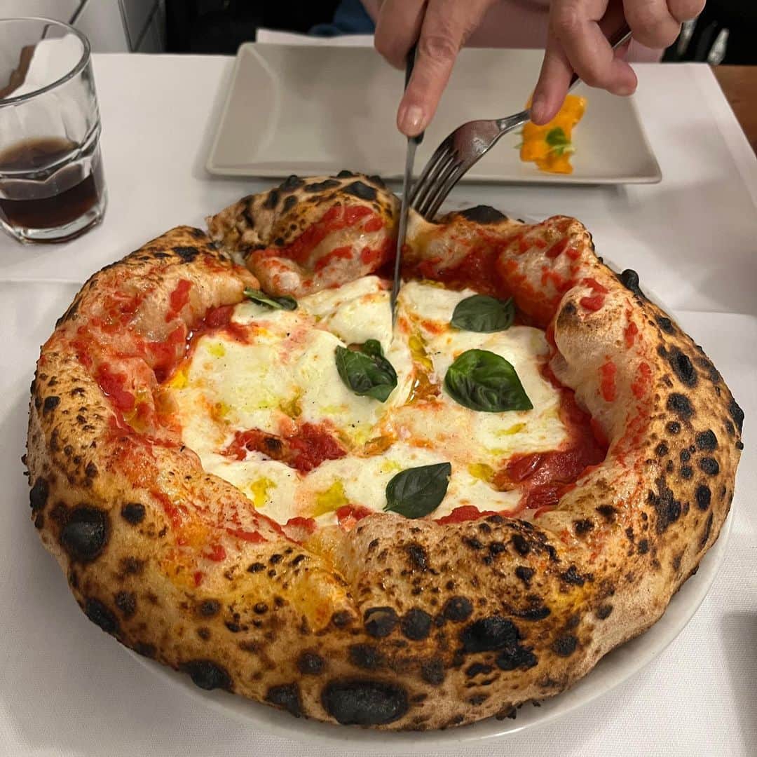 増井みおさんのインスタグラム写真 - (増井みおInstagram)「イタリアで食べたピザ🍕 冗談抜きで生きてきた中で一番美味しかった。ほんとに美味しくてもう一回このピザのために食べに行きたい、、もはやここで修行したい😭🙏 生地のもちもち感が最高すぎて耳って残されがちな気がするけどこんなに大きくてもむしろ全然耳だけで食べれるくらい。 平日の夜で1時間半並んだ🥺 並んでよかった第一位すぎぃ あ〜ピザがこんなに恋しいなんて…🫰🏻  #italy #pizza #picclobuco」6月2日 21時34分 - mio006
