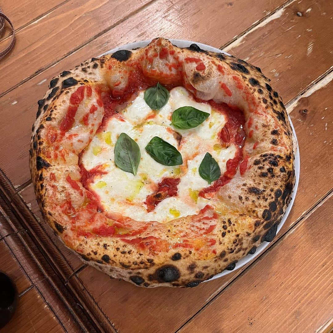 増井みおのインスタグラム：「イタリアで食べたピザ🍕 冗談抜きで生きてきた中で一番美味しかった。ほんとに美味しくてもう一回このピザのために食べに行きたい、、もはやここで修行したい😭🙏 生地のもちもち感が最高すぎて耳って残されがちな気がするけどこんなに大きくてもむしろ全然耳だけで食べれるくらい。 平日の夜で1時間半並んだ🥺 並んでよかった第一位すぎぃ あ〜ピザがこんなに恋しいなんて…🫰🏻  #italy #pizza #picclobuco」