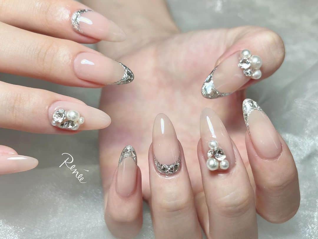 のインスタグラム：「. Design by @renee_misato.0329  ヌーディーカラーとガラスフレンチに 王道クリスタル&パールビジュー✨  この組み合わせ 最高に手が綺麗に見えます🥹✨  Renée 梅田店 2023年1月18日(水) 📢拡張リニューアルオープン！📢 移転先→ 530-0027 大阪府大阪市北区堂山町1-2 R&Eビル3階  Renée公式LINE ───────  【@bos7903t】←※@から入力🔍  メニューに迷った方やご相談は LINEにて受け付けております。  リピート率95% TV.メディア出演 スタッフ全員資格保持者 カラー300種類以上 パーツ1000種類以上 雑誌掲載デザイン多数  ▶︎▶︎▶︎初回クーポンご利用頂けます ￣￣￣￣￣￣￣￣￣￣￣￣￣￣￣￣ ご予約はプロフィールTOPのリンク内 URLをご利用下さい。  #nail#nails#gelnails#nailart#ネイル#ジェルネイル#美甲#네일#젤네일#nailsalonrenee#ネイルサロンレネ #大阪ネイルサロン#梅田ネイルサロン#ビジューネイル#おしゃれネイル#お洒落ネイル#シンプルネイル#きれいめネイル#大人ネイル#上品ネイル#ナチュラルネイル#ヌーディネイル#ちゅるんネイル　#キラキラネイル #ピンクネイル　#ブライダルネイル」