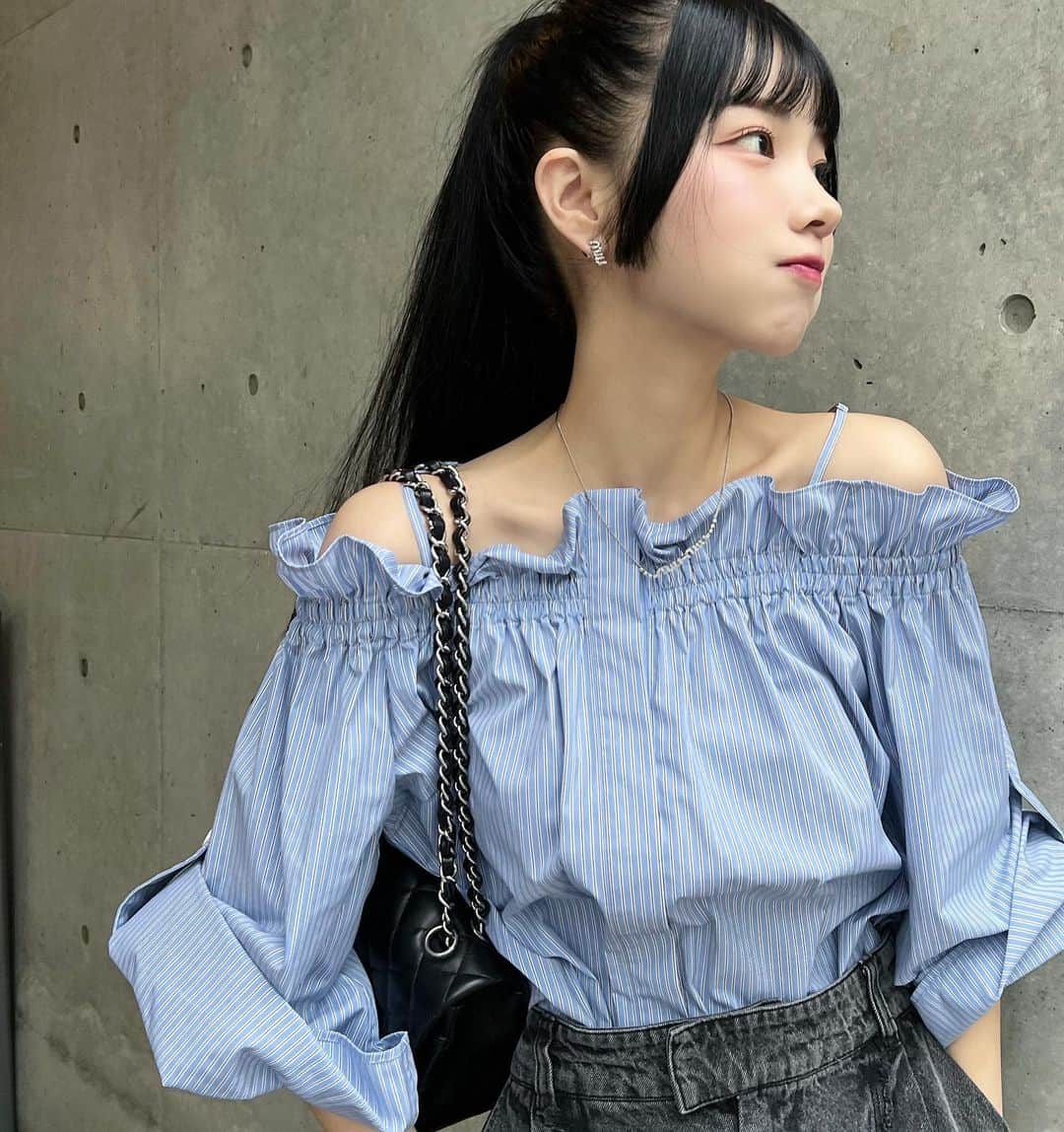 のインスタグラム：「ㅤ 大雨やばかったね☔︎ ㅤㅤポニーテールとお気に入りの長靴で乗り切った👐🏻 ㅤ ㅤ #ポニーテール #デニム #姫カット #黒髪 #黒髪ロング」