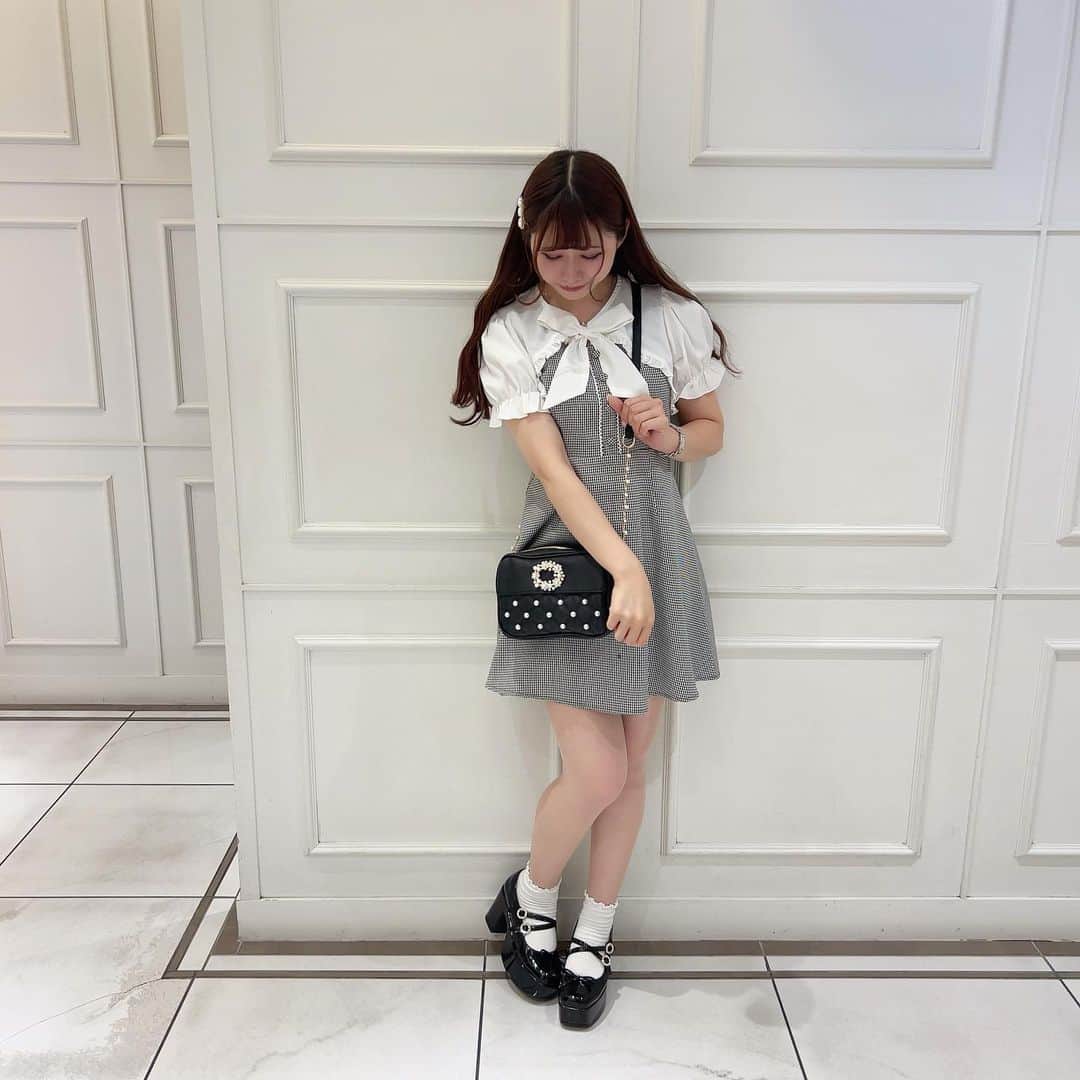 evelyn.coordinateのインスタグラム：「・ ・ ・ 𝕟𝕖𝕨 𝕒𝕣𝕣𝕚𝕧𝕒𝕝 ＿♡̷.· ・ ・ ‪꒰ #パールショルダーバッグ ¥8,900‪ ꒱‬ ・ ・ 本日入荷のバッグ 🐩🏹 4色展開でパール×キルティングのデザインが 可愛すぎませんか...？😭♡ 今回はブラックを使ったコーデをご紹介💭💭 ぜひcheckしてみて下さい🎶 ・ ・ ・ #evelyn#エブリン#ガーリーコーデ#甘めスタイル#甘めコーデ#清楚コーデ#可愛い#girly#feminine#パステル#girl#evelynコーデ#フェミニンコーデ」