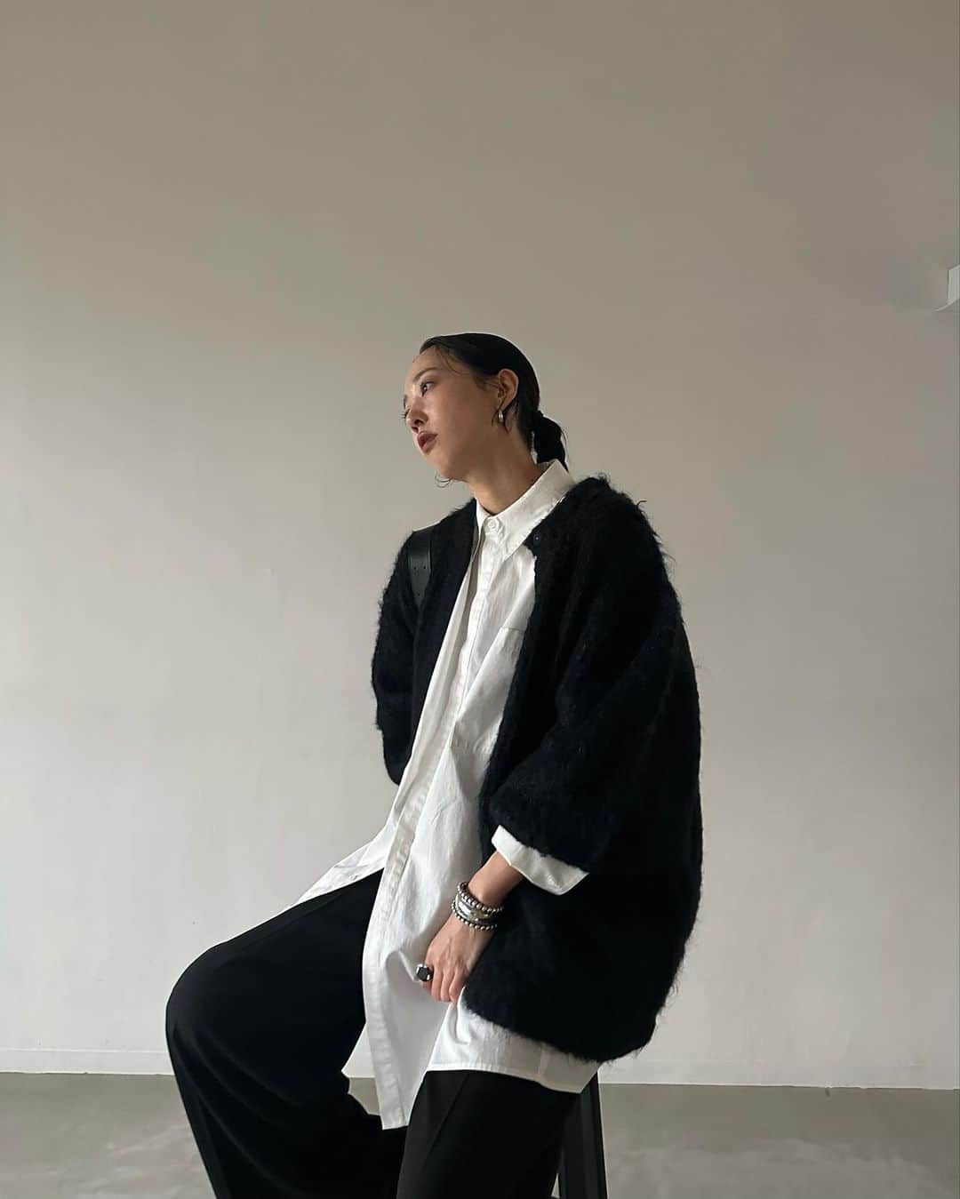 AICOのインスタグラム：「23AW先行予約がはじまります。 今日からアイテムをご紹介していきます。 まず毎シーズン人気のモヘアシャギーカーディガンです。今季も可愛い色を作りました！レッド、ベージュ、ブラックの三色展開です。オリジナルの色の組み合わせを考えるのが楽しい。ブラックは土台に白を混ぜています。レッドはベージュ。ベージュは同色の配色。オリジナルで作ったモヘアの糸を使用し、綺麗な色と毛足の長いシャギーがポイントです。包みスナップなので全て閉じてトップスとしても着て頂けます。ボリューム感とモヘア、カラーが映える冬におすすめのニットです。#clane#23AW先行予約#clane23awpreorder」