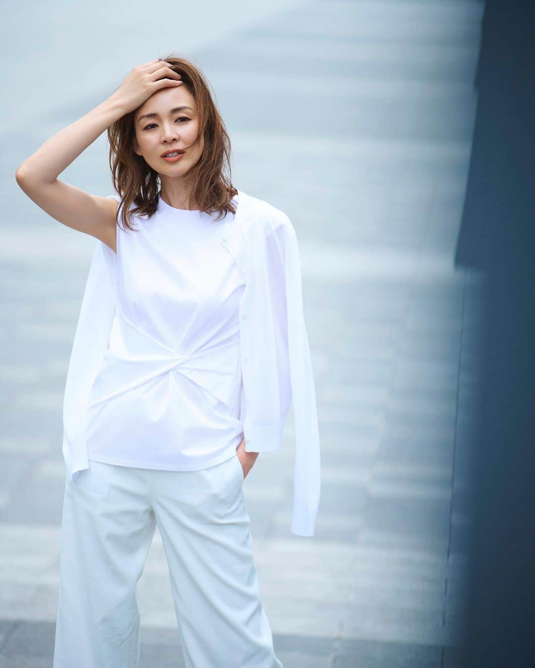 Theory luxe official account.のインスタグラム：「［THE STYLE GUIDE SUMMER 2023］  シンプルを格上げするツイストデザインのカットソー  ウエスト部分のツイストデザインが技ありなスリーブレスカットソー。 女性らしいシルエットが際立ち、フェミニンに着こなせる。  ジャージーならではのナチュラルなストレッチ性となめらかな肌触りで、抜群の着心地を約束。 クリーンな表面感は、きれい見えも叶える。  #theoryluxe #セオリーリュクス #オールホワイト #ホワイトコーデ #ワントーン #ワントーンコーデ #カットソー #デザイントップス #カーディガン #ワイドパンツ #パンツスタイル #リネンパンツ」