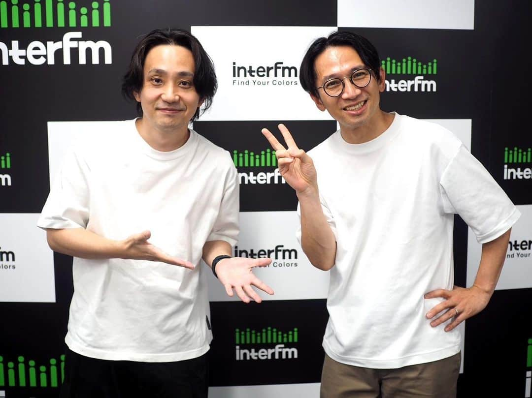 佐藤満春（どきどきキャンプ）のインスタグラム：「InterFM「佐藤満春のジャマしないラジオ」  ゲストはいきものがかり水野良樹さんでした！ 水野さんとは話しやすい。悩んでいること（考えていること）がだいたい同じなので煮詰まった時はよく水野さんに連絡しちゃいます。 本を出した際も何度か立ち止まった時は水野さんに連絡しました。  会う度に「こんなもの作りたいですね！」みたいな話にはなるけどお互い相当忙しくもあり。でもいつか必ずや！とは思ってます。 急にまたルノアールに呼び出す予定、それを受け入れてくれる人です。 またゆっくりお会いできますように。  #ジャマラジ897」