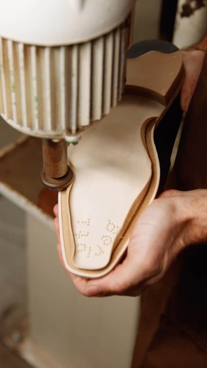 ベルルッティのインスタグラム：「- DISCOVER THE MANIFATTURA #BERLUTI IN FERRARA -   Welcome to the Manifattura Berluti. It is here, in a town at the heart of Northern Italy’s Emilia-Romagna region, that Berluti’s leather goods are crafted from prototyping to completion by a team of almost 300 experts. Working in open spaces within the wood and glass monolith building, each of them is dedicated to a specific expertise from pattern-cutting to stitching, assembly or patina, bringing to life the designs created in Berluti studio.」