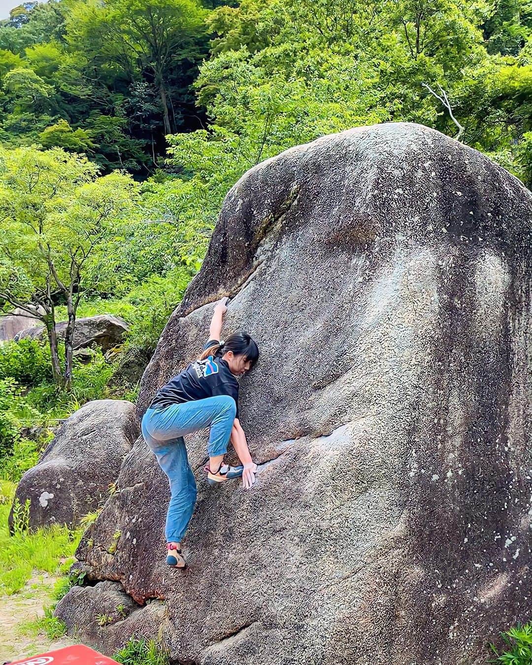 尾上彩さんのインスタグラム写真 - (尾上彩Instagram)「ピクニックライミング🥪☀️ 夏を感じた🌳 ・ @patagoniajp @patagonia_climb #climbing #climblikeagirl #bouldering #クライミング #ボルダリング」6月2日 21時45分 - aya_onoe